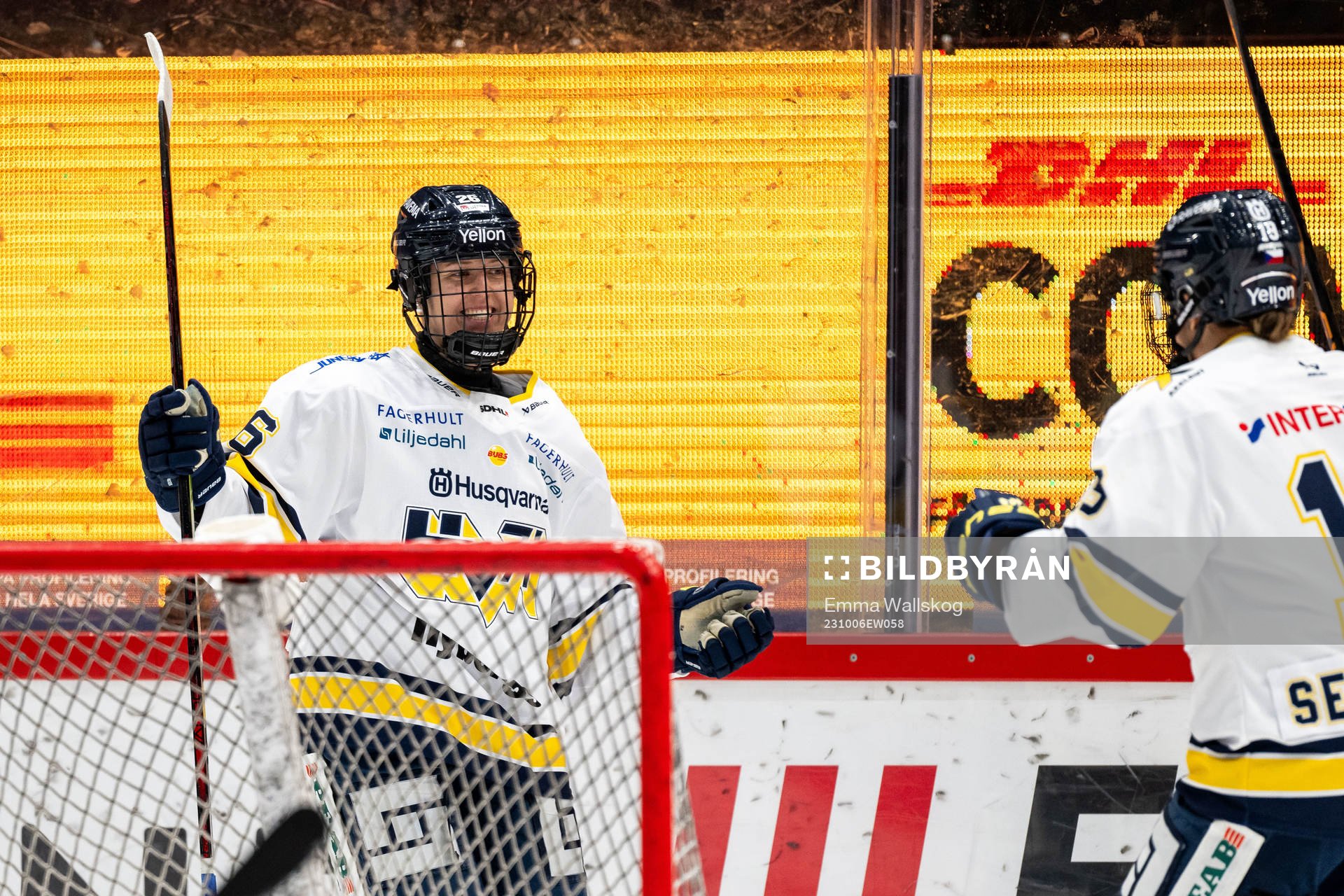 HV71s Amanda Andersson jublar med Klara Seroiszkova