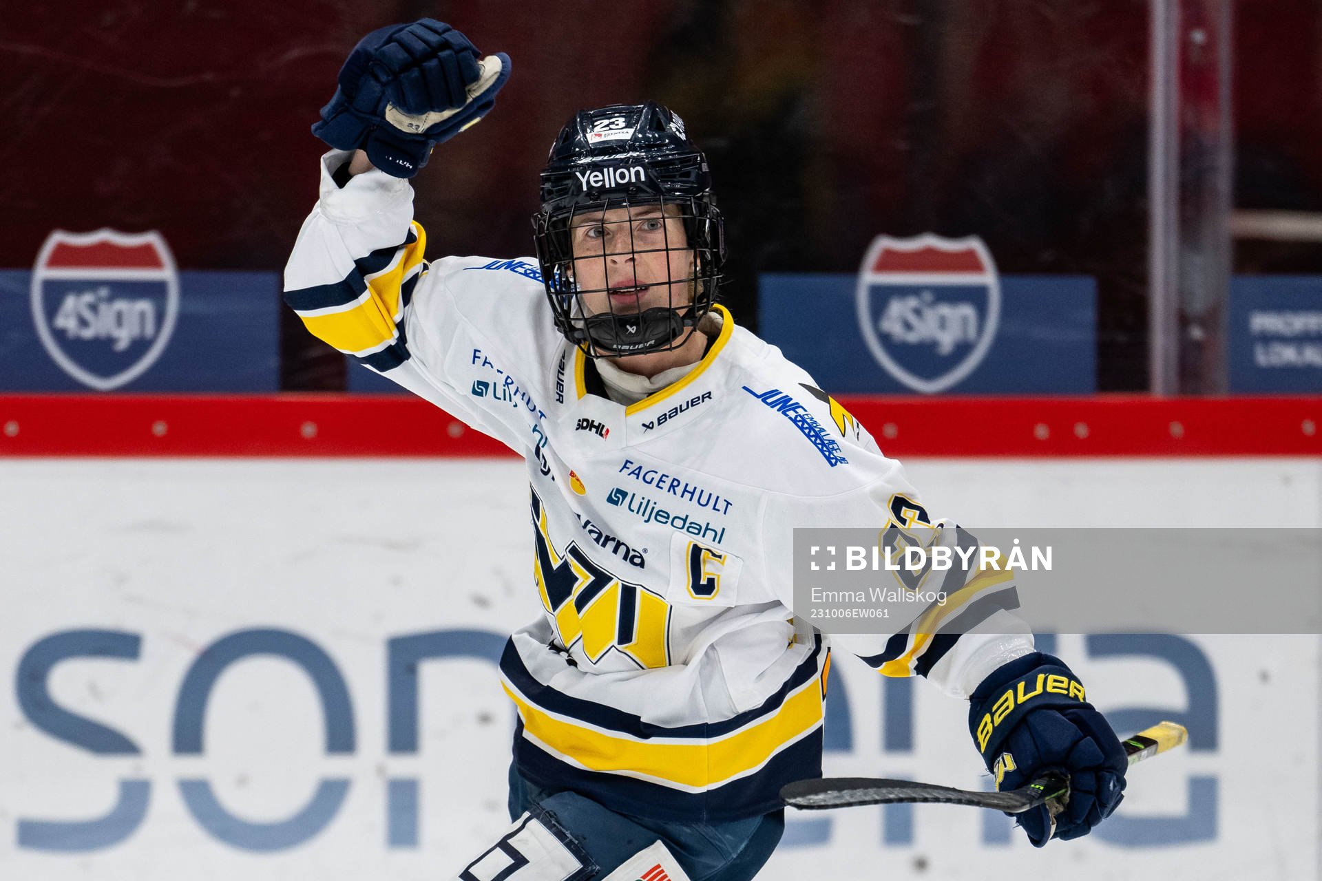 HV71s Sanni Hakala jublar