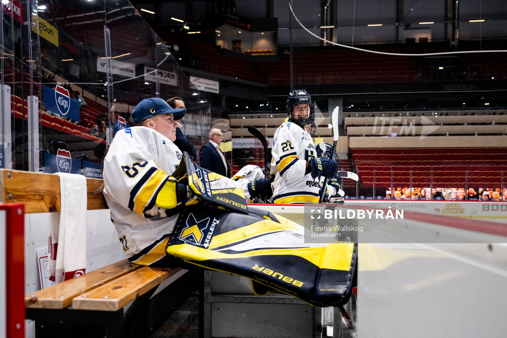 HV71s målvakt Lina Van Noort och Suvi Käyhkö