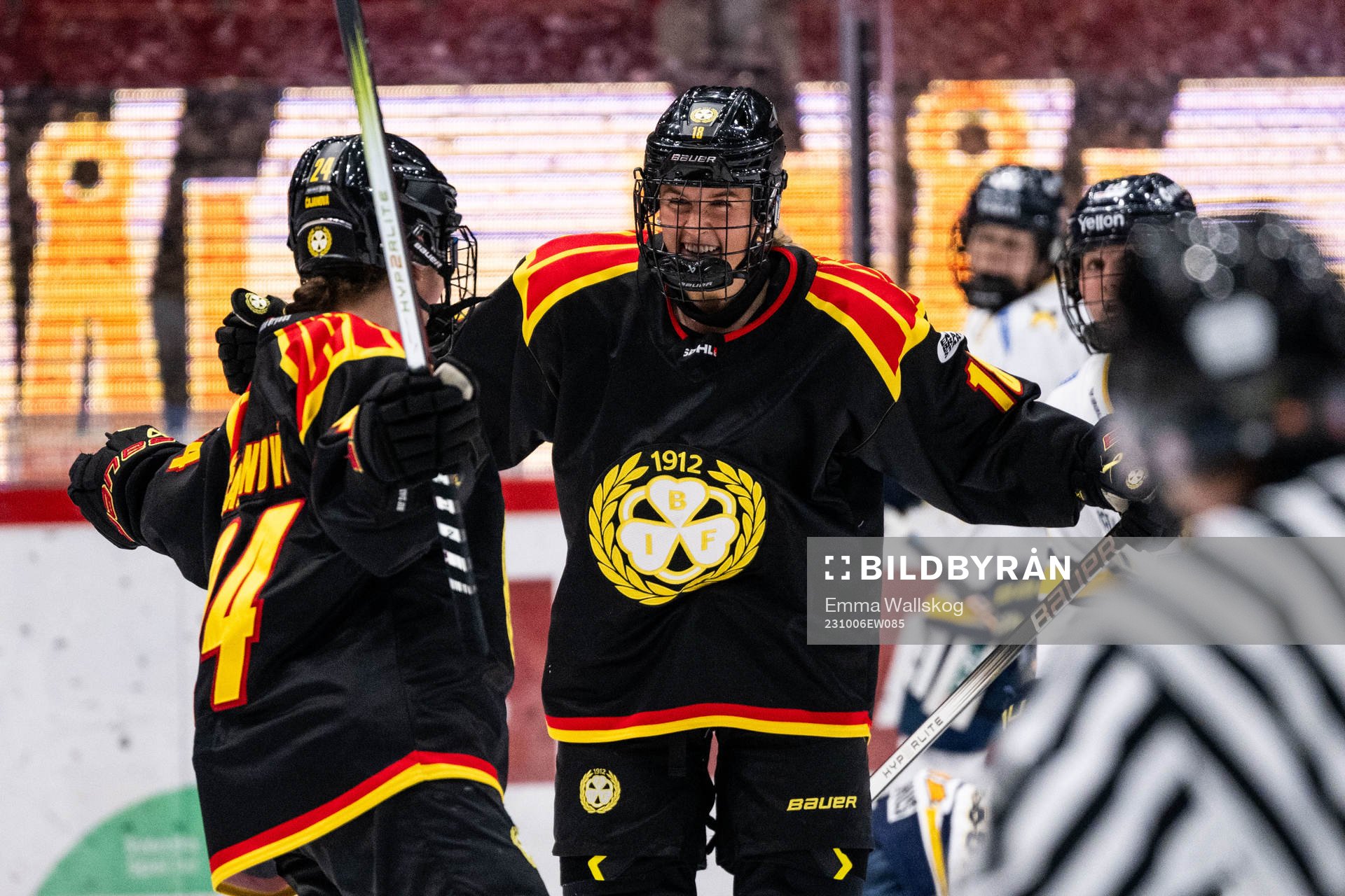 Brynäs Sara Cajanova jublar med Jenniina Nylund
