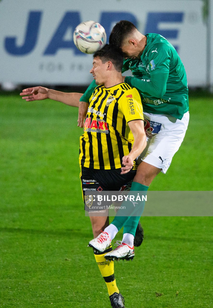 IFK Hässleholms Isak Orajärvi får en tryckare i matchen