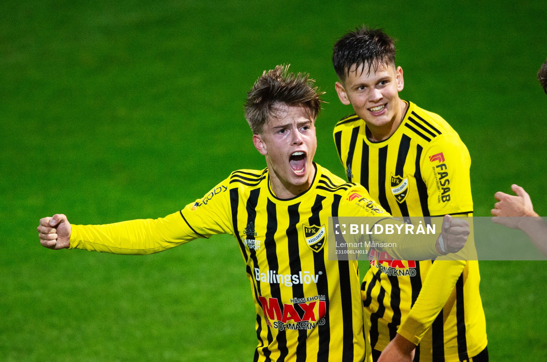 IFK Hässleholms Jussi Tikkanen och Viktor Ahlgren (båda födda 2005) jublar i matchen i div. 2 mellan IFK Hässleholm och Hässleholms IF i Hässleholm 6 oktober 2023.