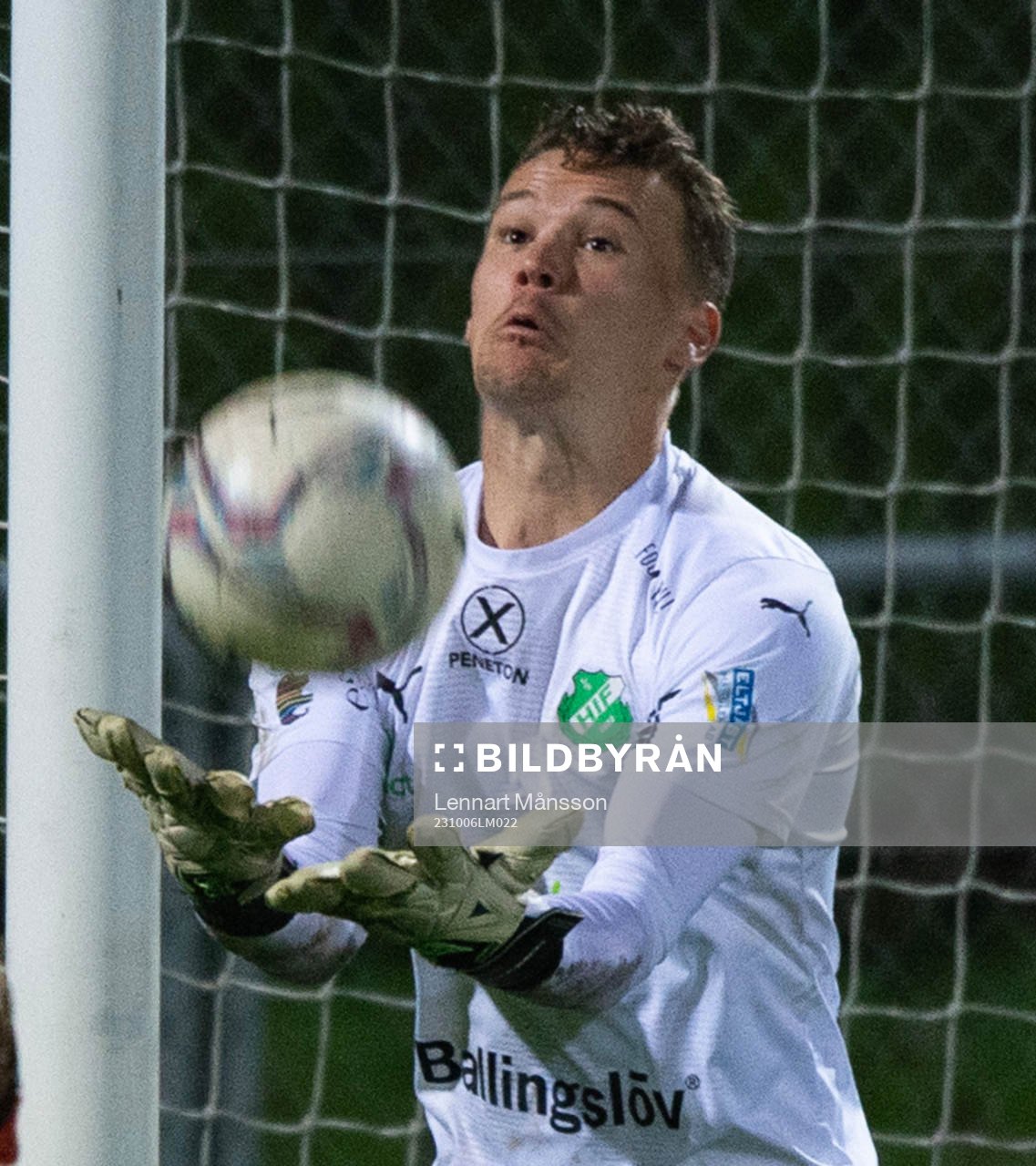 s målvakt Adam Larsson i matchen i div. 2 mellan IFK