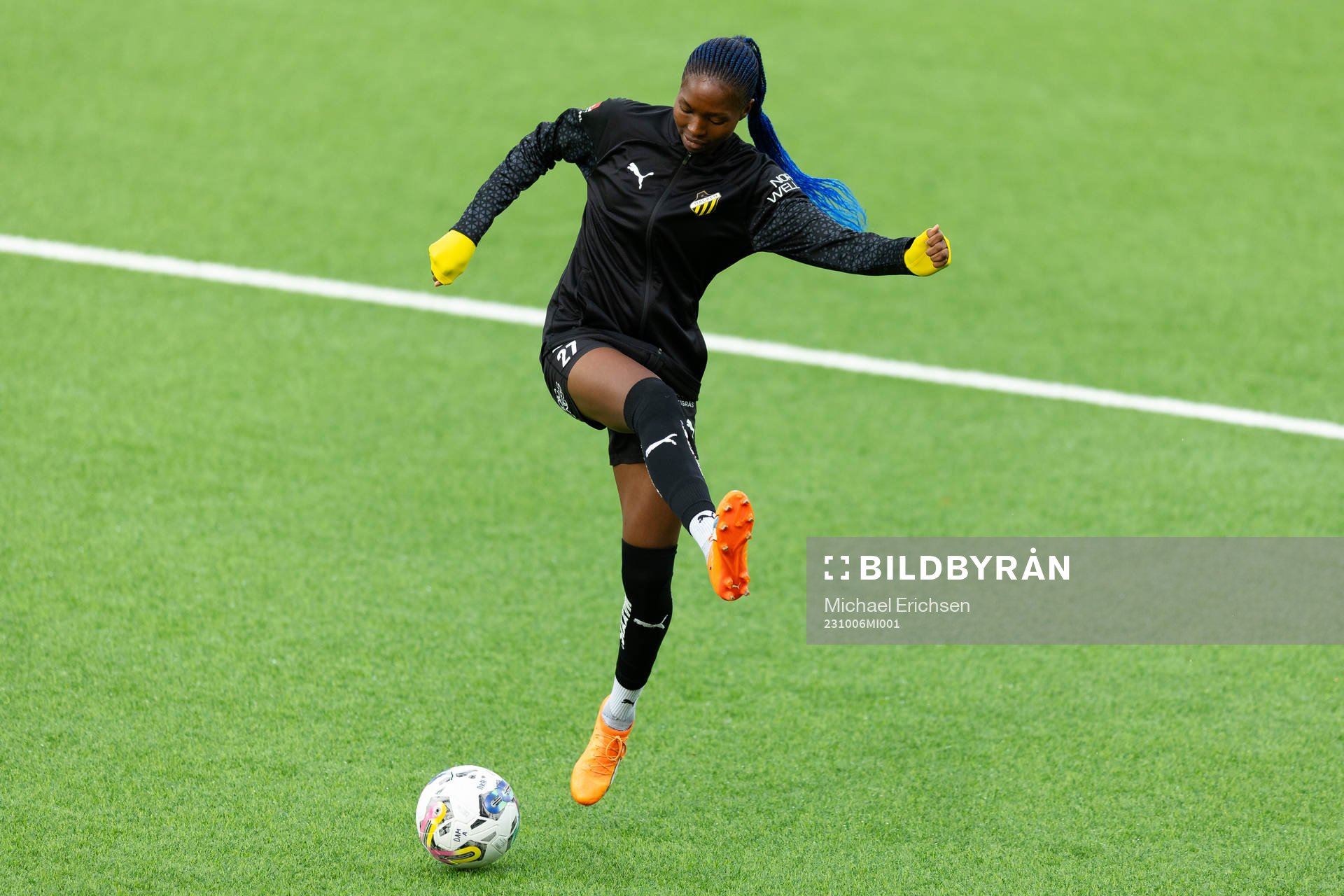Häckens Aisha Masaka under uppvärmningen innan fotbollsmatchen i Damallsvenskan mellan Häcken och Vittsjö den 6 oktober 2023 i Göteborg.