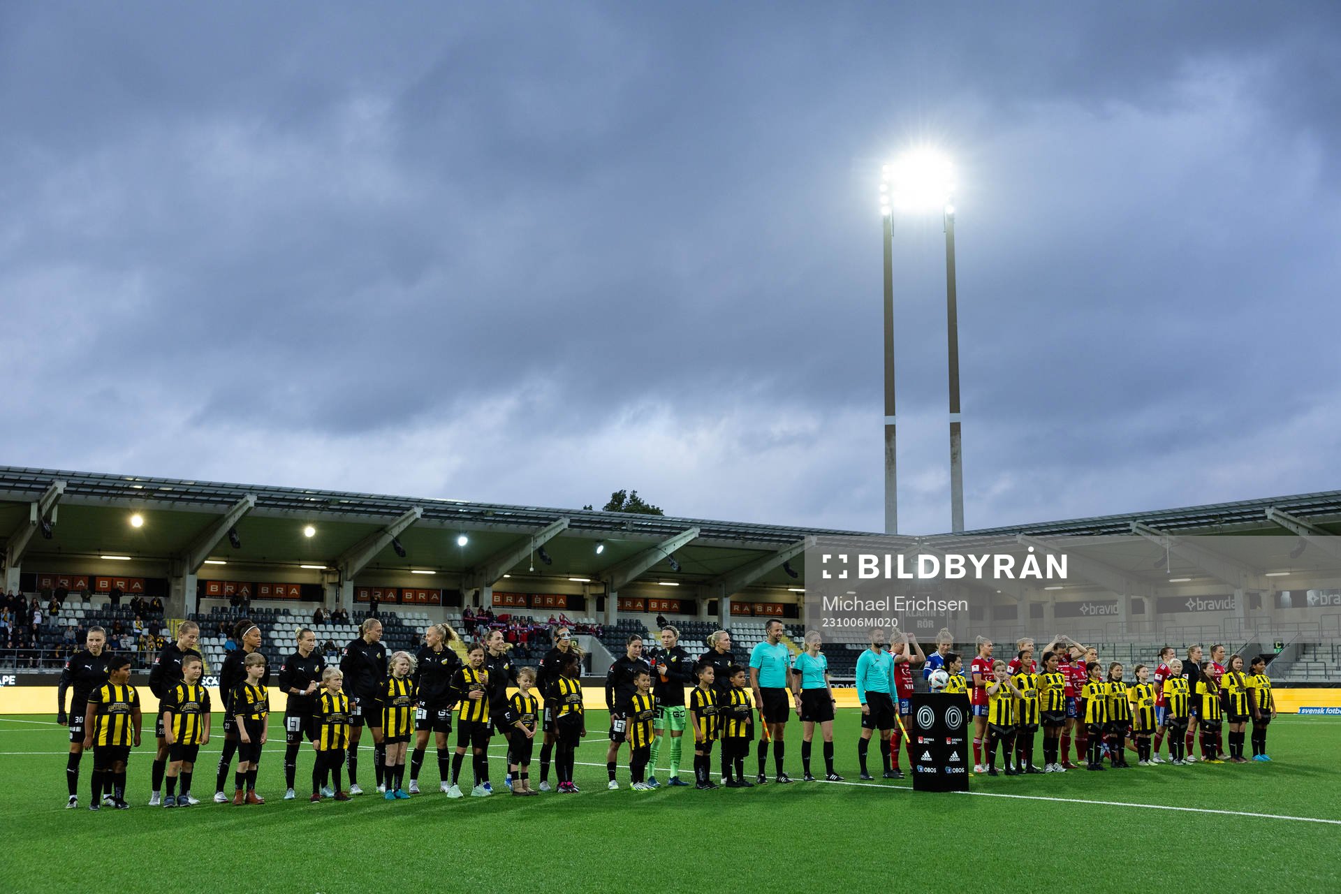 Spelarna på line up innan fotbollsmatchen i Damallsvenskan