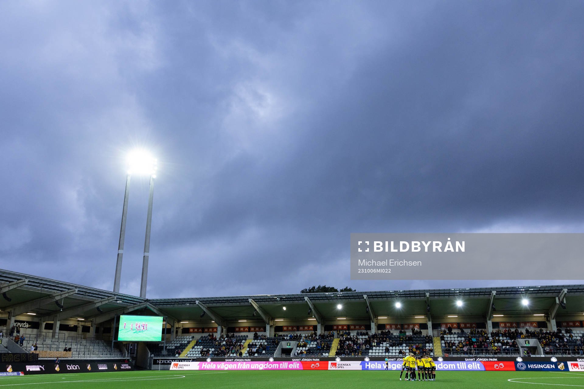 Häckens spelare samlade innan fotbollsmatchen i