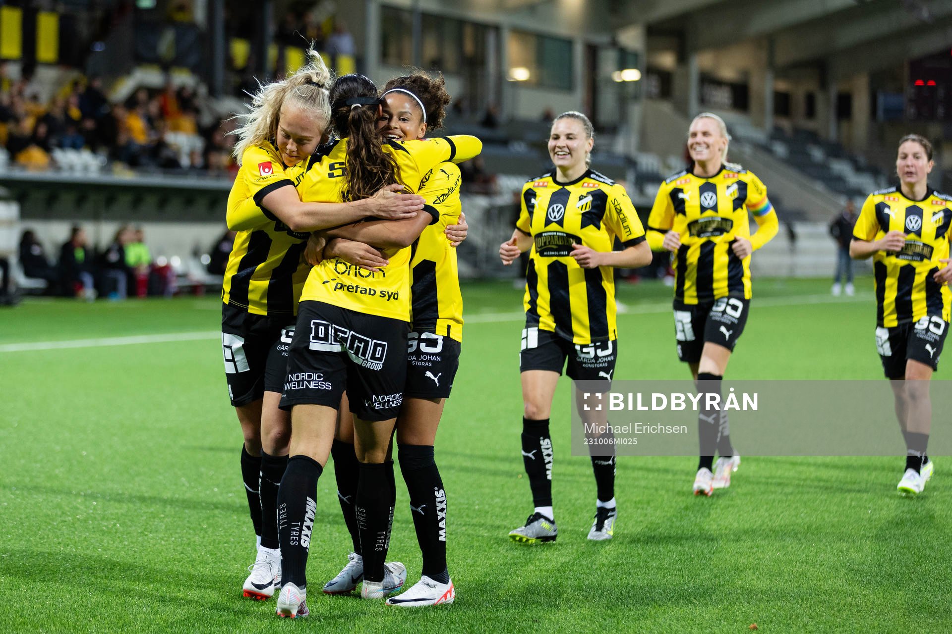 Häckens Rusul Rosa Kafaji jublar med lagkamrater