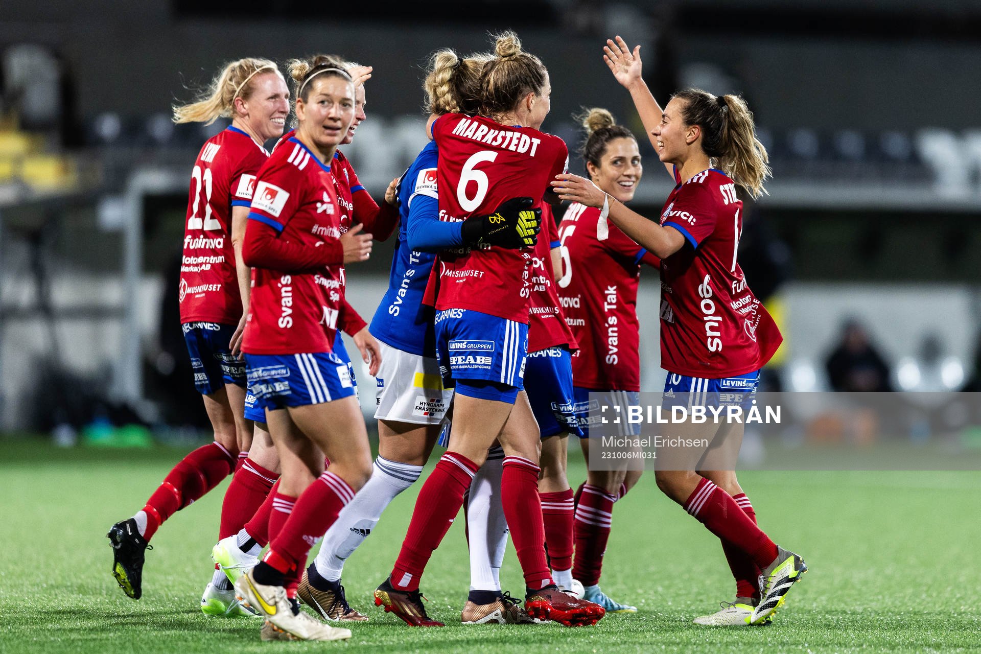 Vittsjös målvakt Elaine Margret Burdett jublar med