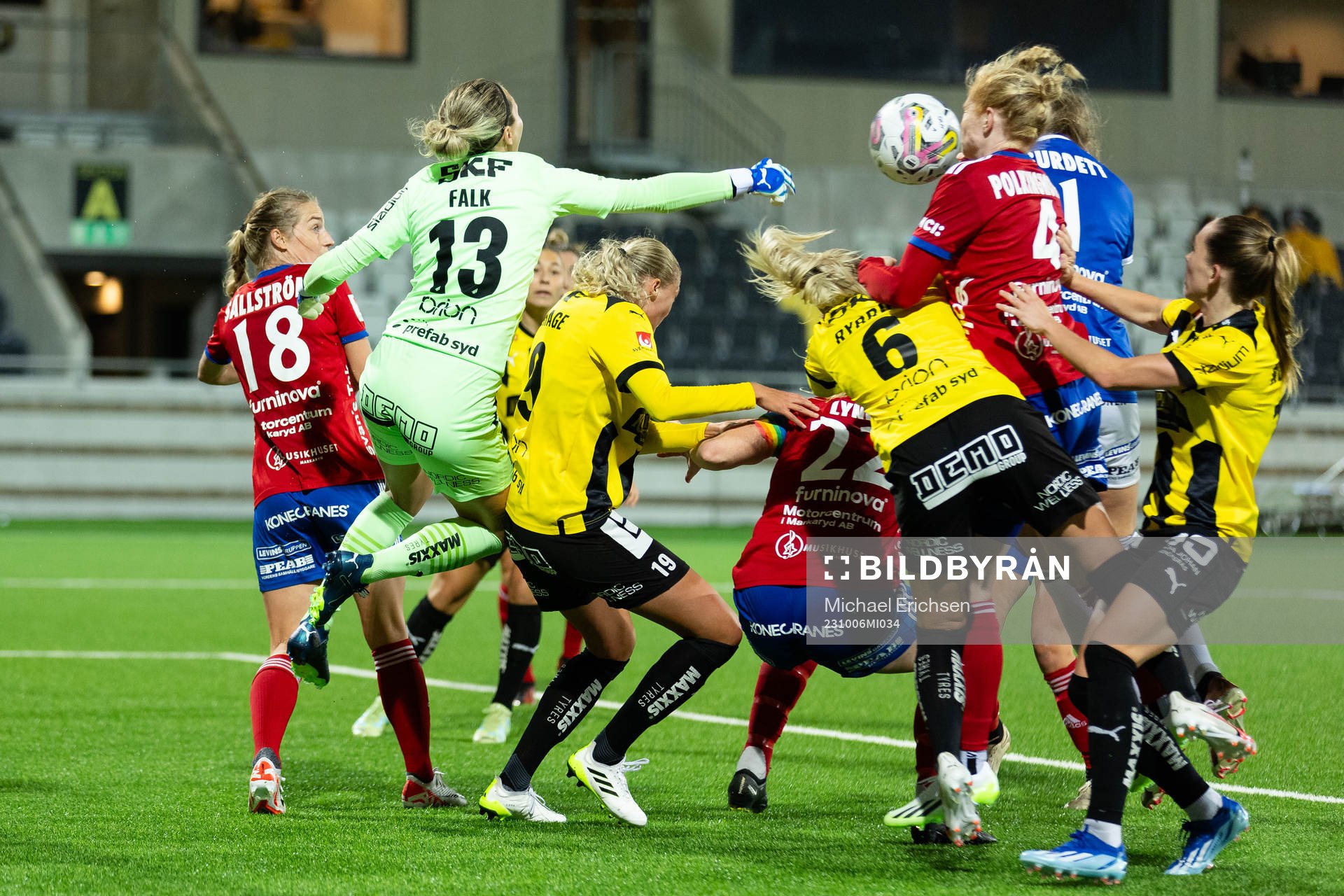 Vittsjös målvakt Elaine Margret Burdett gör 1-1 på