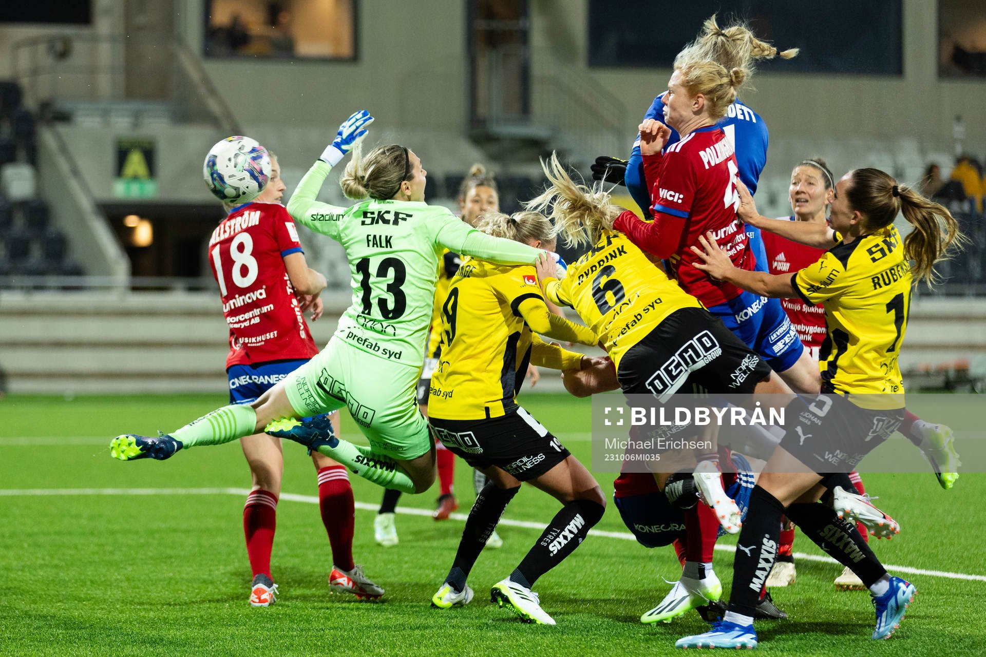Vittsjös målvakt Elaine Margret Burdett gör 1-1 på