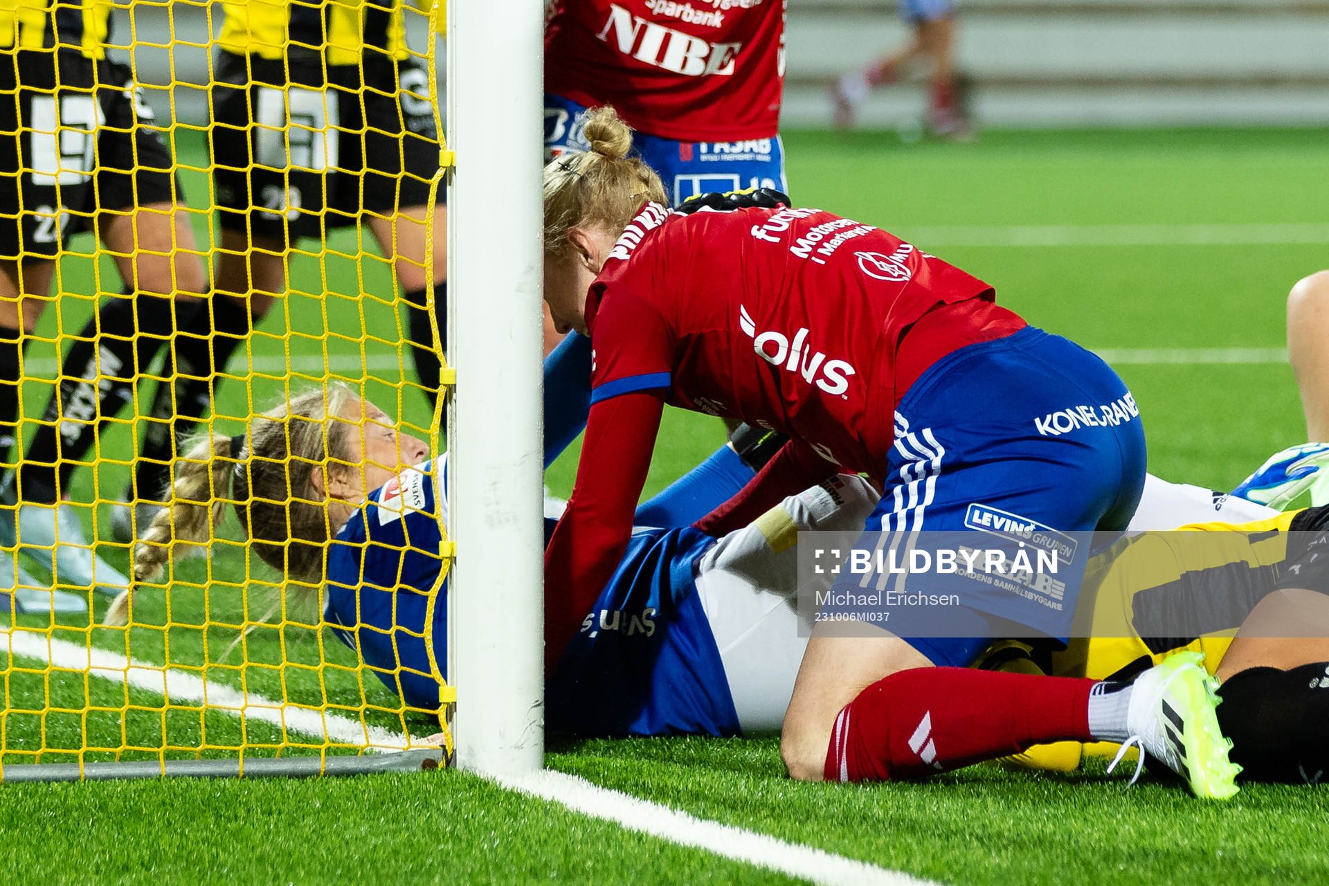 Vittsjös  målvakt Elaine Margret Burdett jublar ihop med