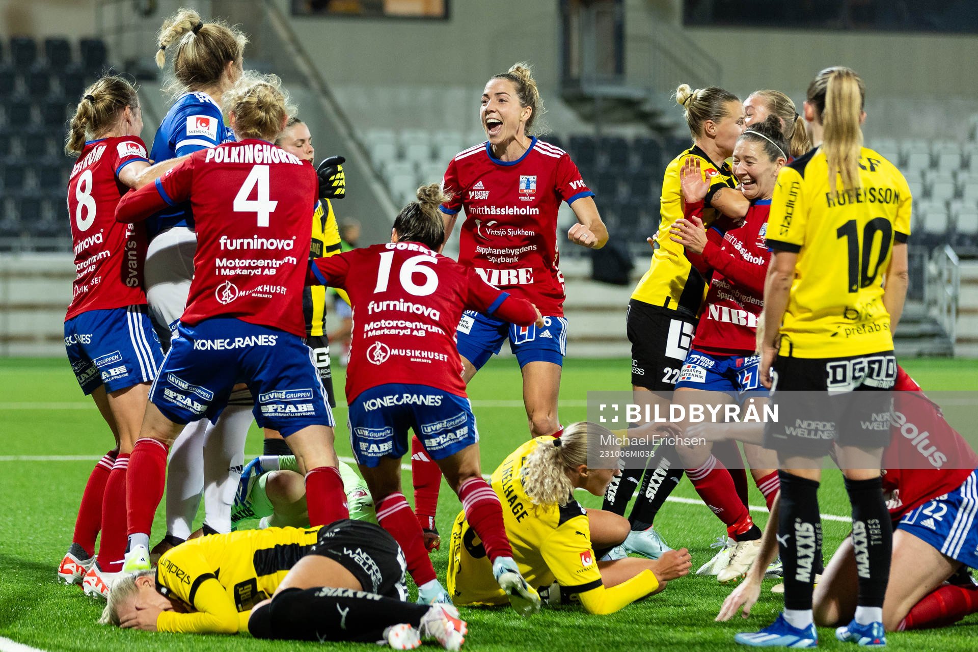 Vittsjös målvakt Elaine Margret Burdett jublar med lagkamrater efter 1-1 på hörna under fotbollsmatchen i Damallsvenskan mellan Häcken och Vittsjö den 6 oktober 2023 i Göteborg.