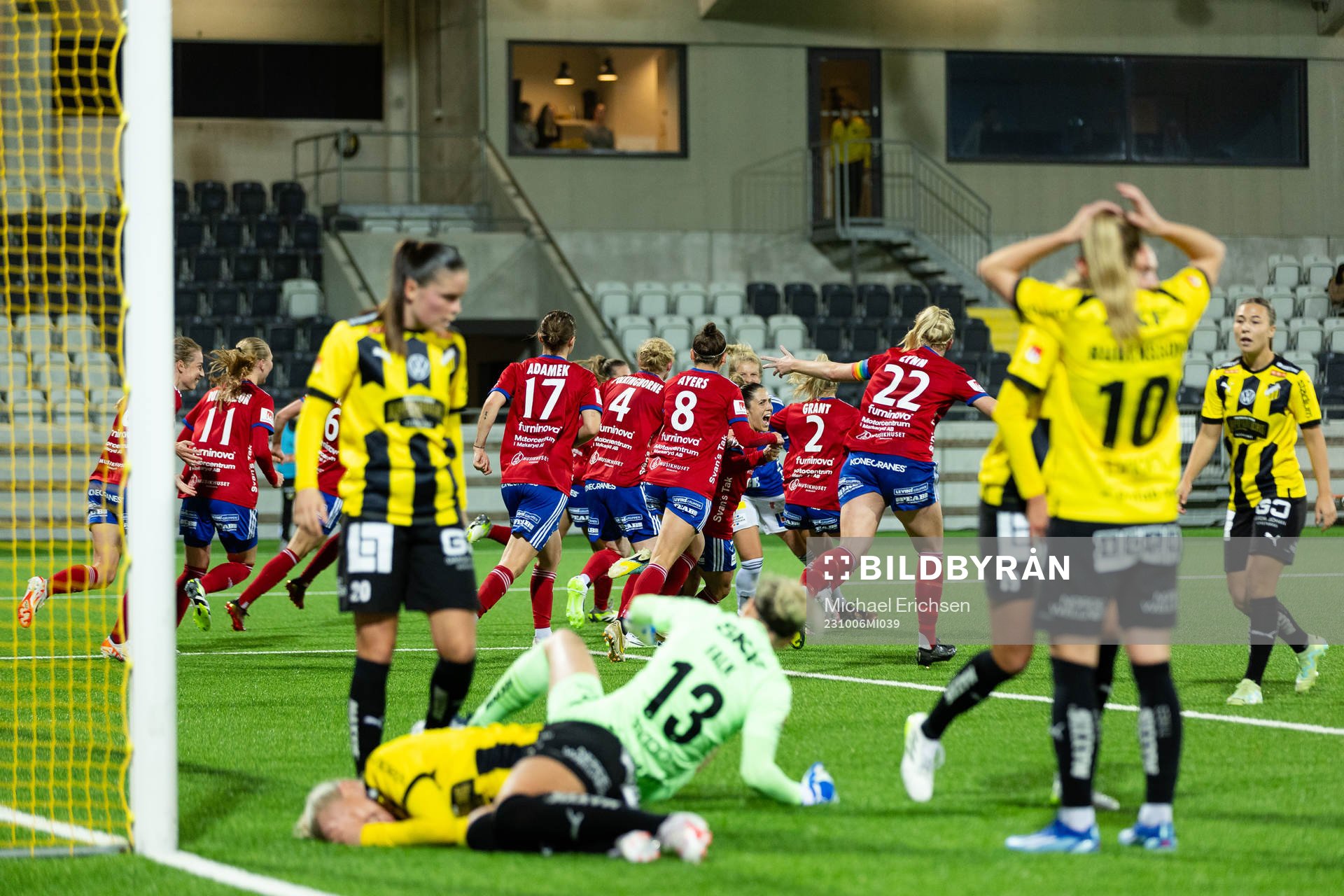 Vittsjös  målvakt Elaine Margret Burdett jublar med