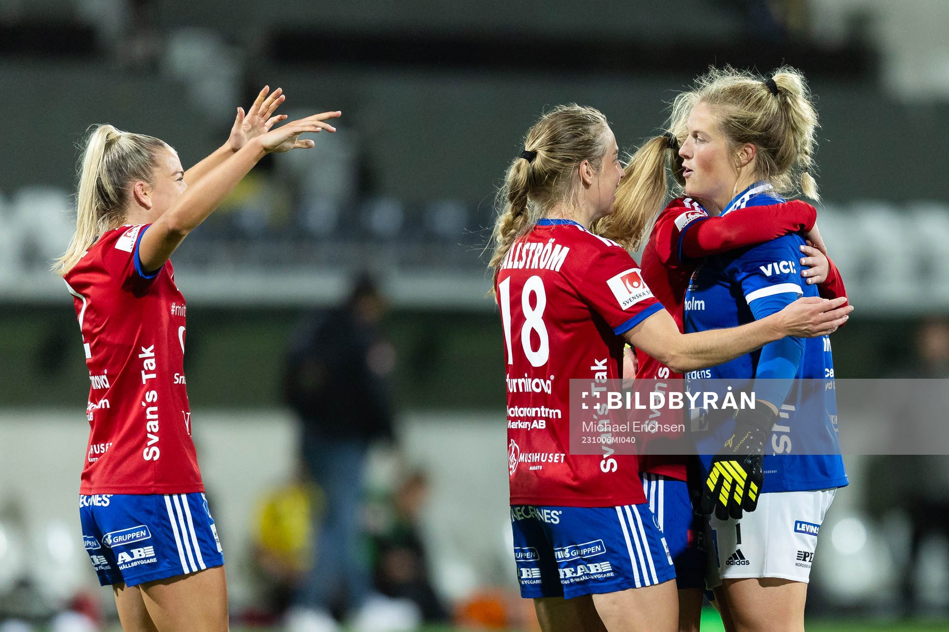 Vittsjös målvakt Elaine Margret Burdett jublar med lagkamrater efter 1-1 på hörna under fotbollsmatchen i Damallsvenskan mellan Häcken och Vittsjö den 6 oktober 2023 i Göteborg.