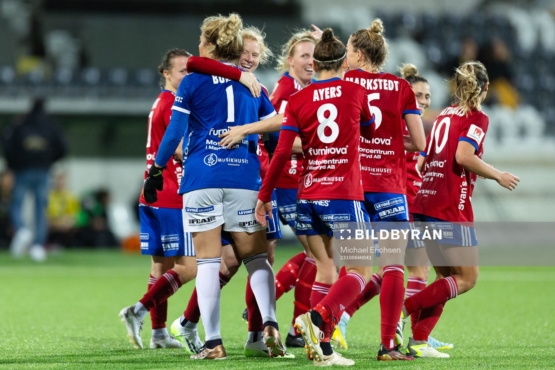 Vittsjös  målvakt Elaine Margret Burdett jublar med