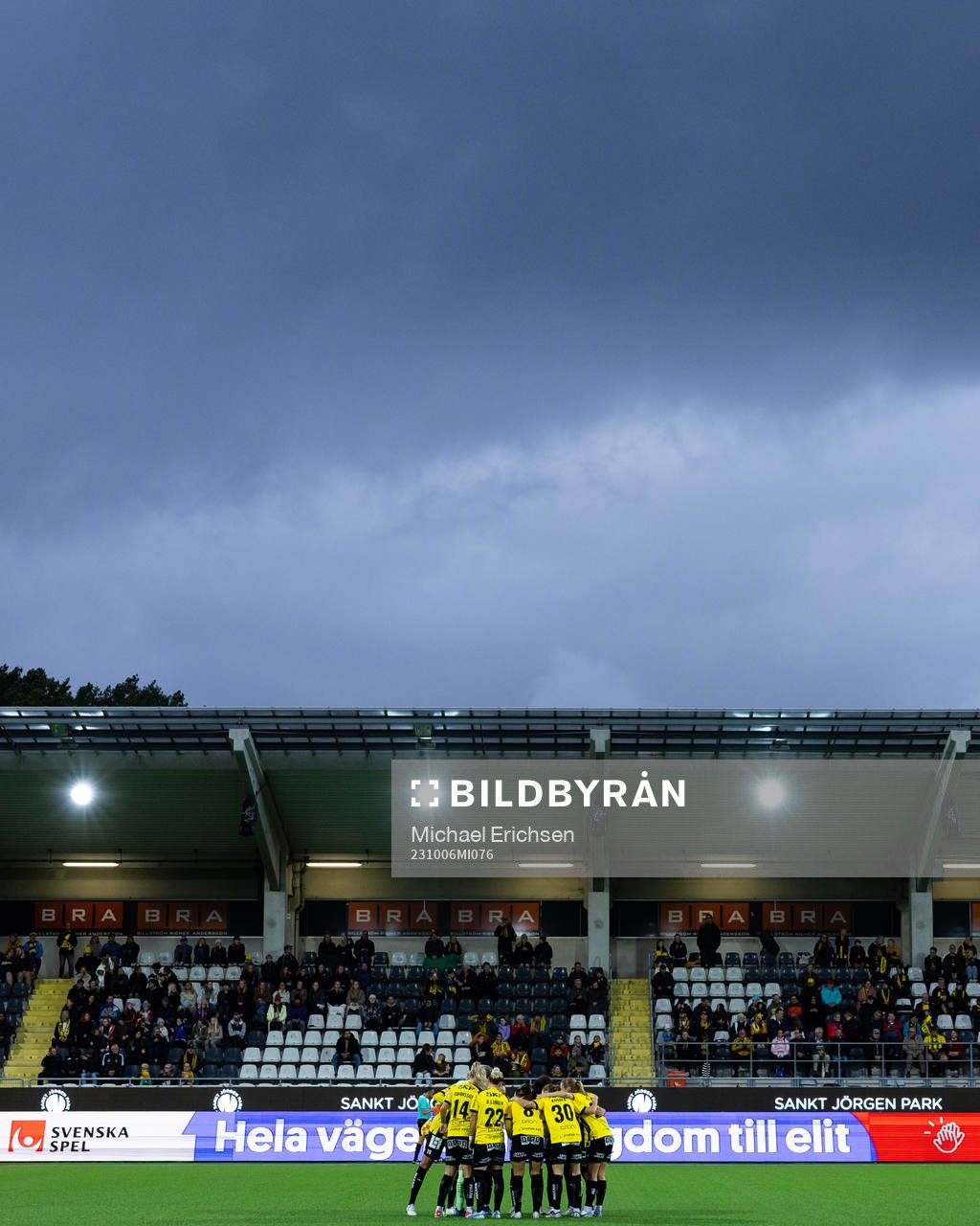 Häckens spelare samlade innan fotbollsmatchen i