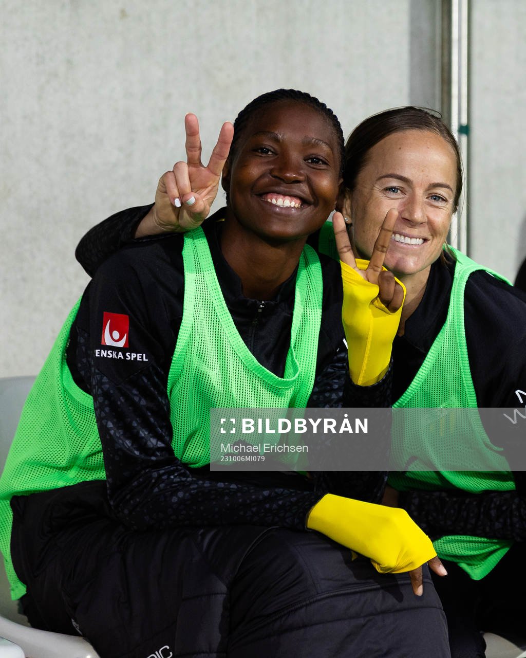 Häckens Aisha Masaka och Aivi Luik innan  fotbollsmatchen