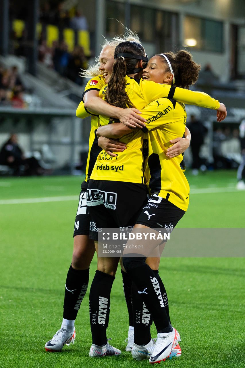 Häckens Rusul Rosa Kafaji jublar ihop med Molly Johansson