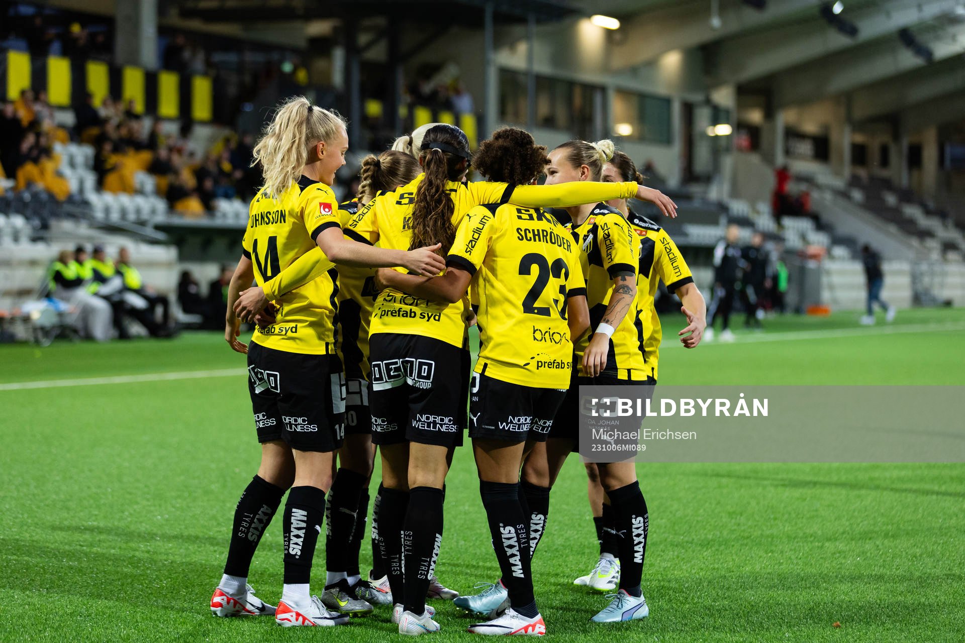 Häckens Rusul Rosa Kafaji jublar med lagkamrater