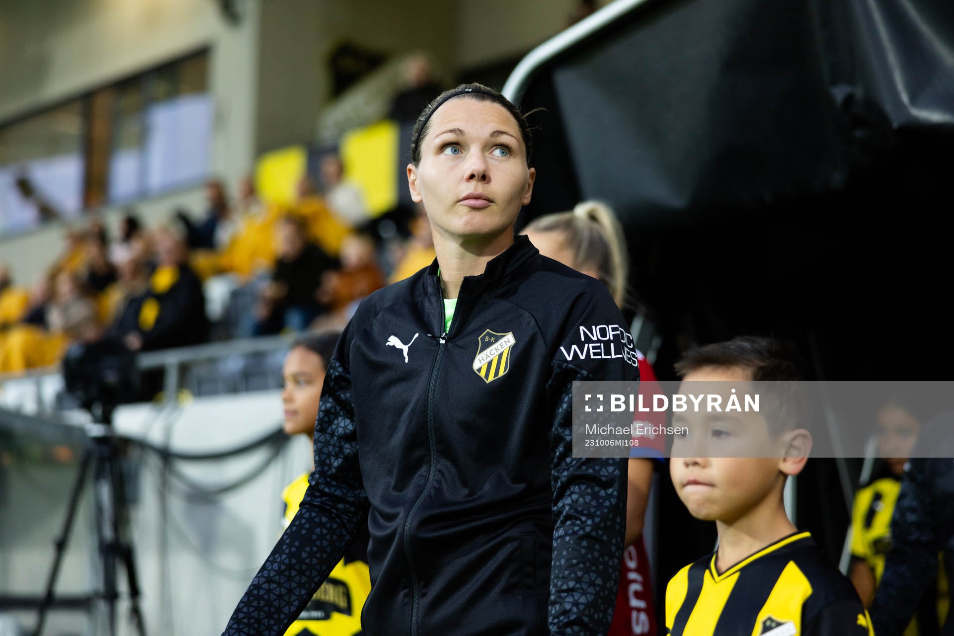 Häckens målvakt Jennifer Falk innan fotbollsmatchen i