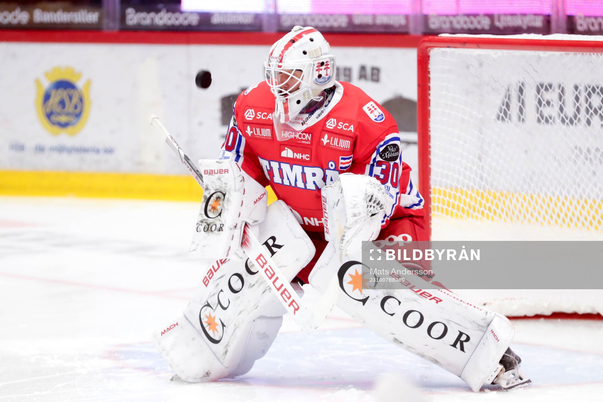 Timrås målvakt Jacob Johansson innan ishockeymatchen i