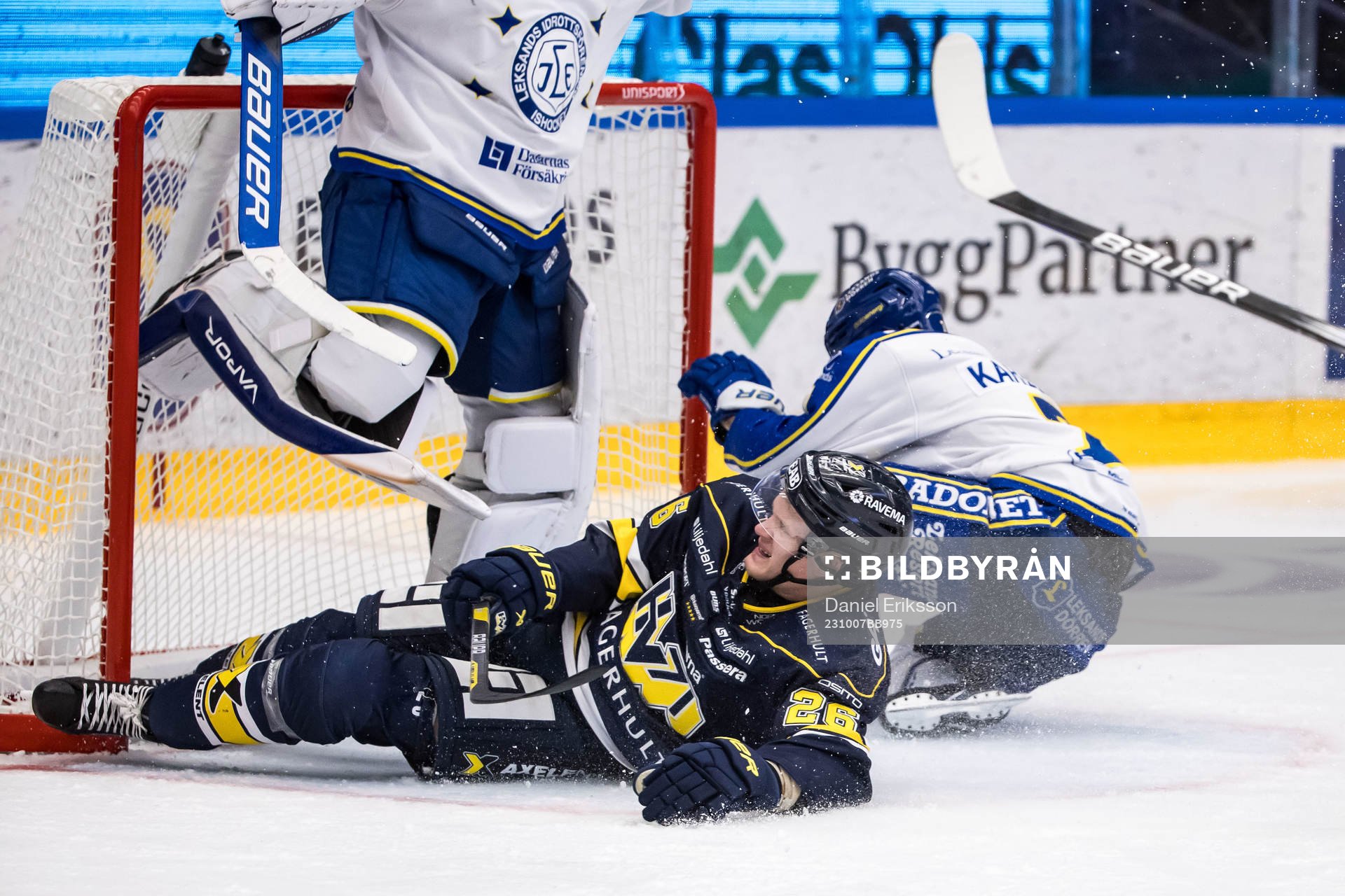 HV 71s Tommi Tikka och Leksands IFs Marcus Karlberg