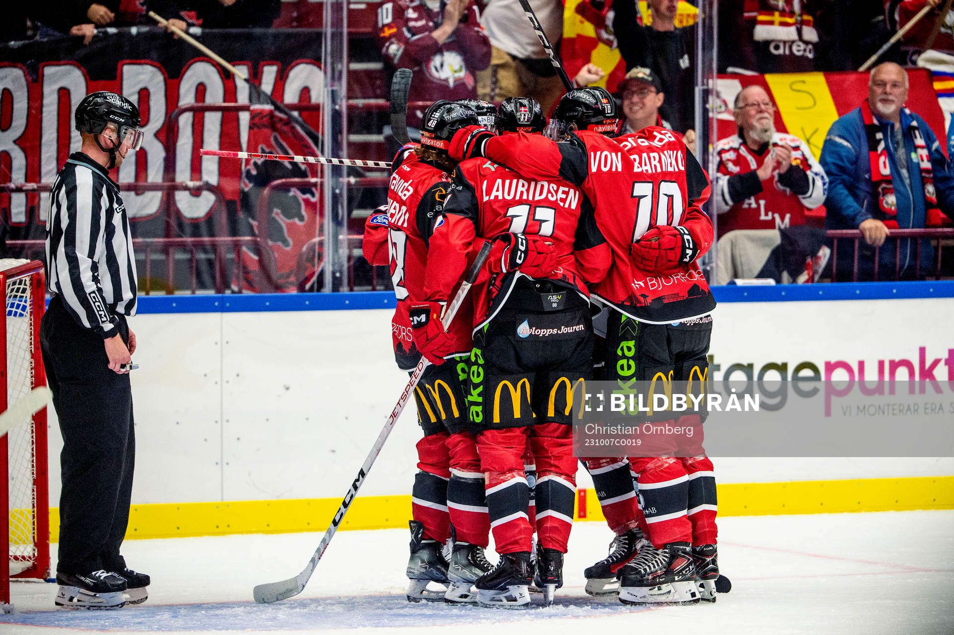 Malmö Redhawks Teemu Kivihalme jublar med lagkamraterna