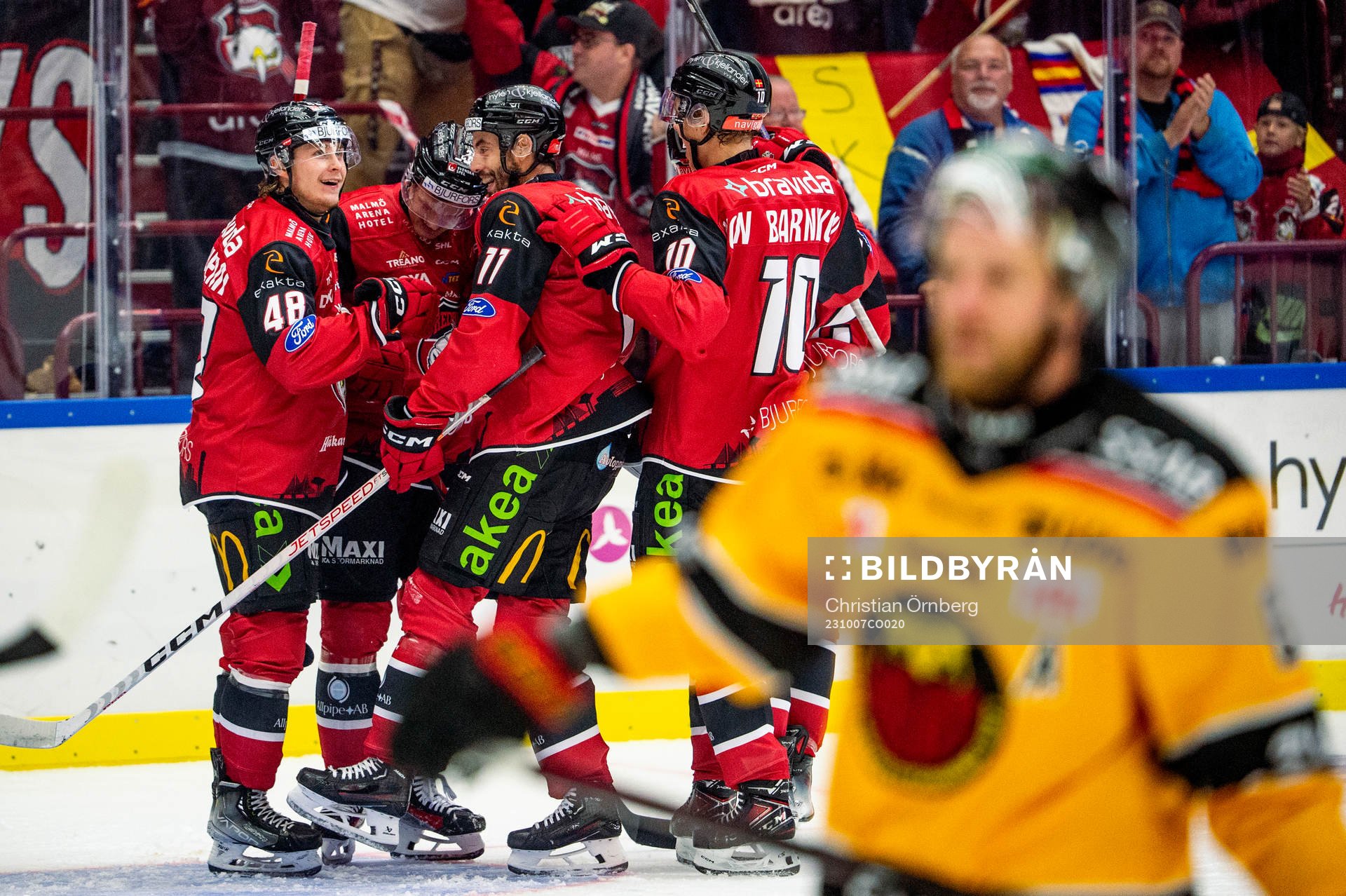 Malmö Redhawks Teemu Kivihalme jublar med lagkamraterna