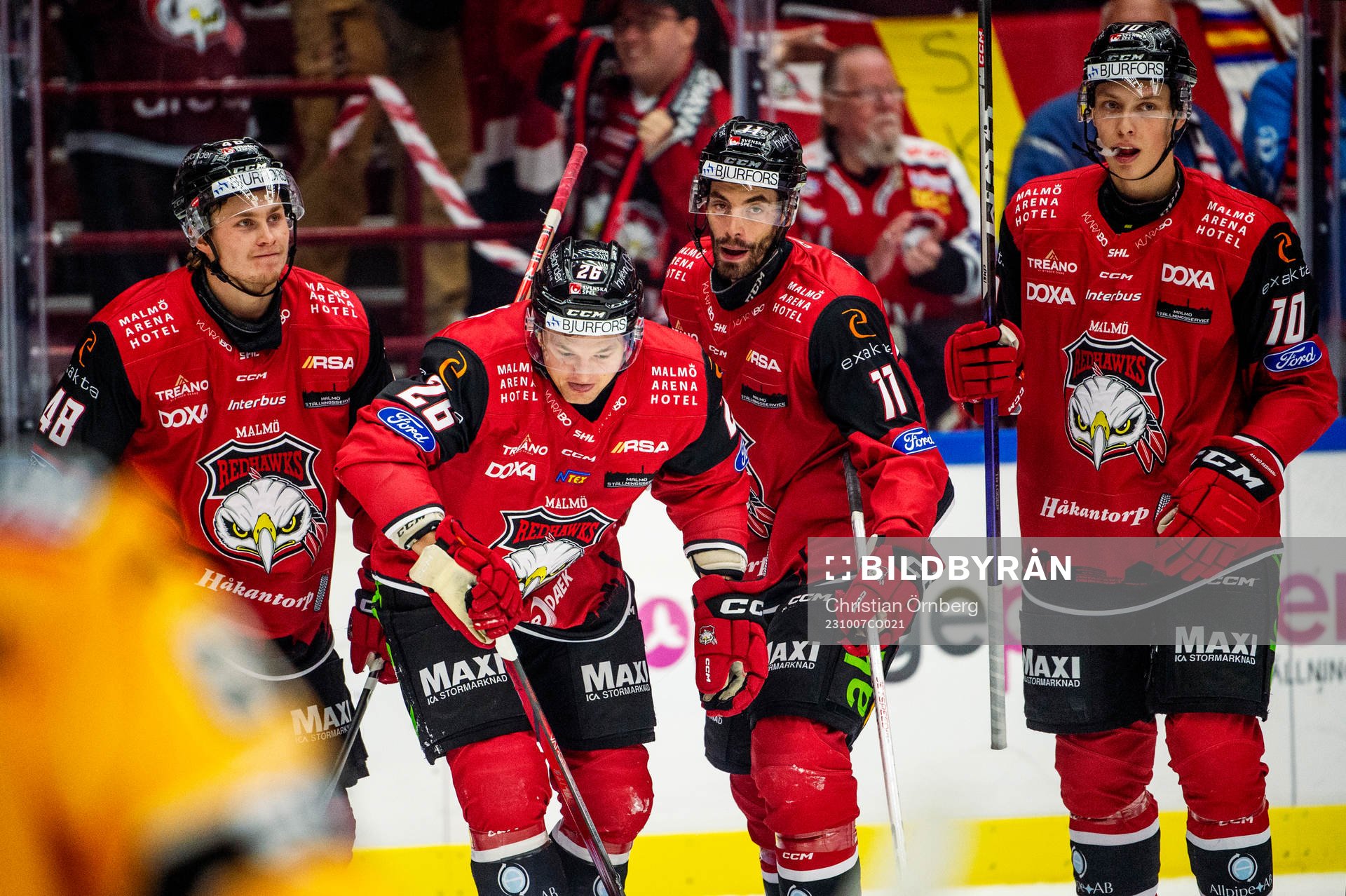 Malmö Redhawks Teemu Kivihalme jublar med lagkamraterna