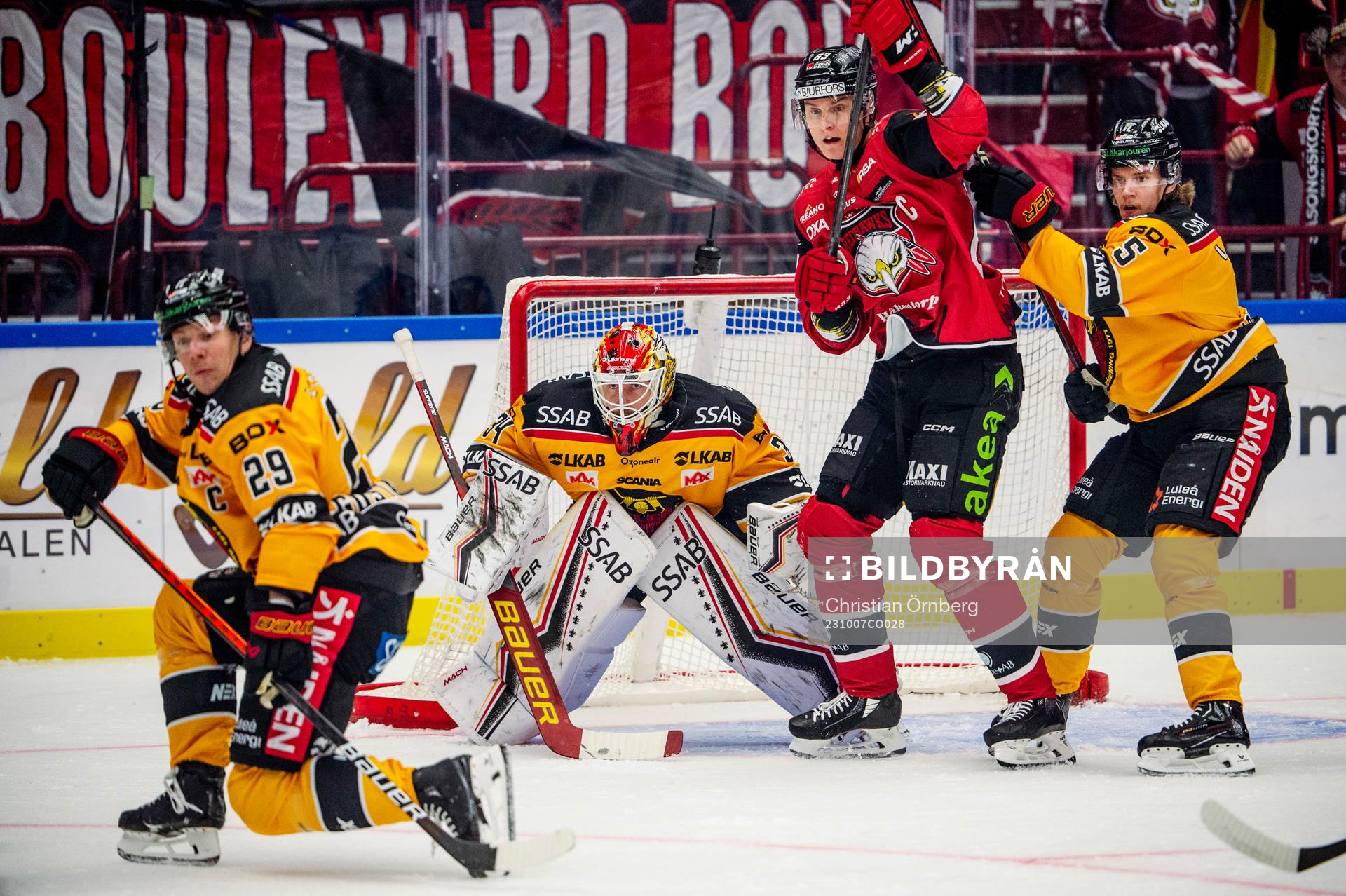 Malmö Redhawks Fredrik Händemark mot Luleås målvakt