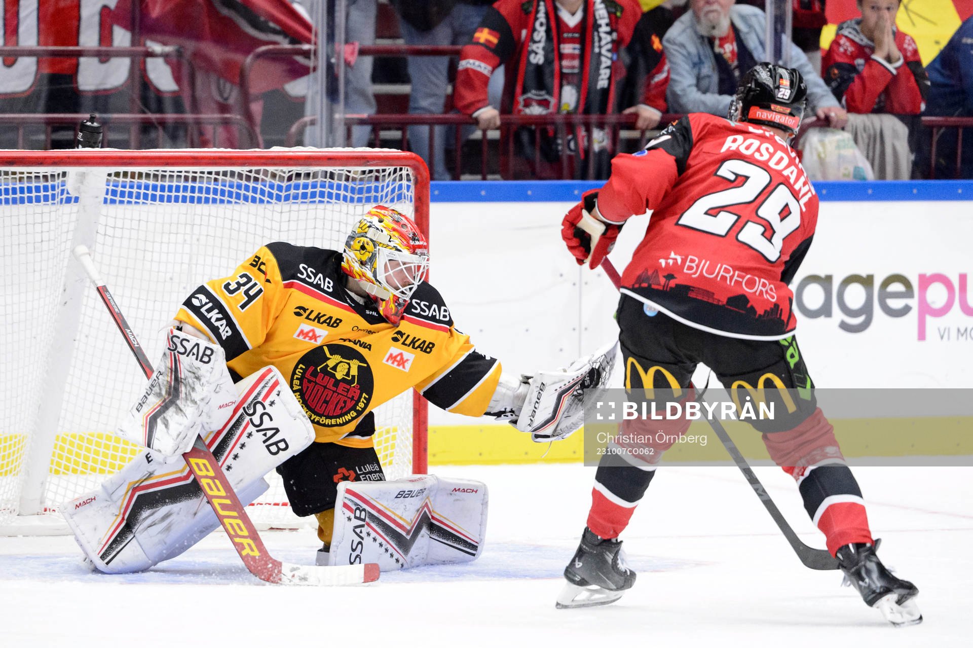 Luleås målvakt Joel Lassinantti mot Mjällbys Noah Eile