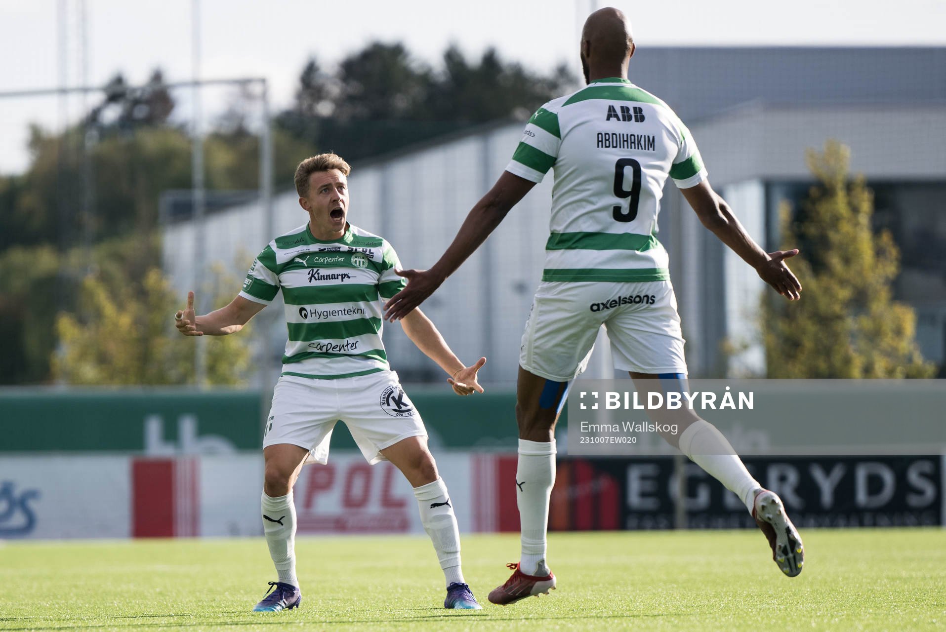 Västerås SKs Jabir Abdihakim Ali och Simon Gefvert jublar