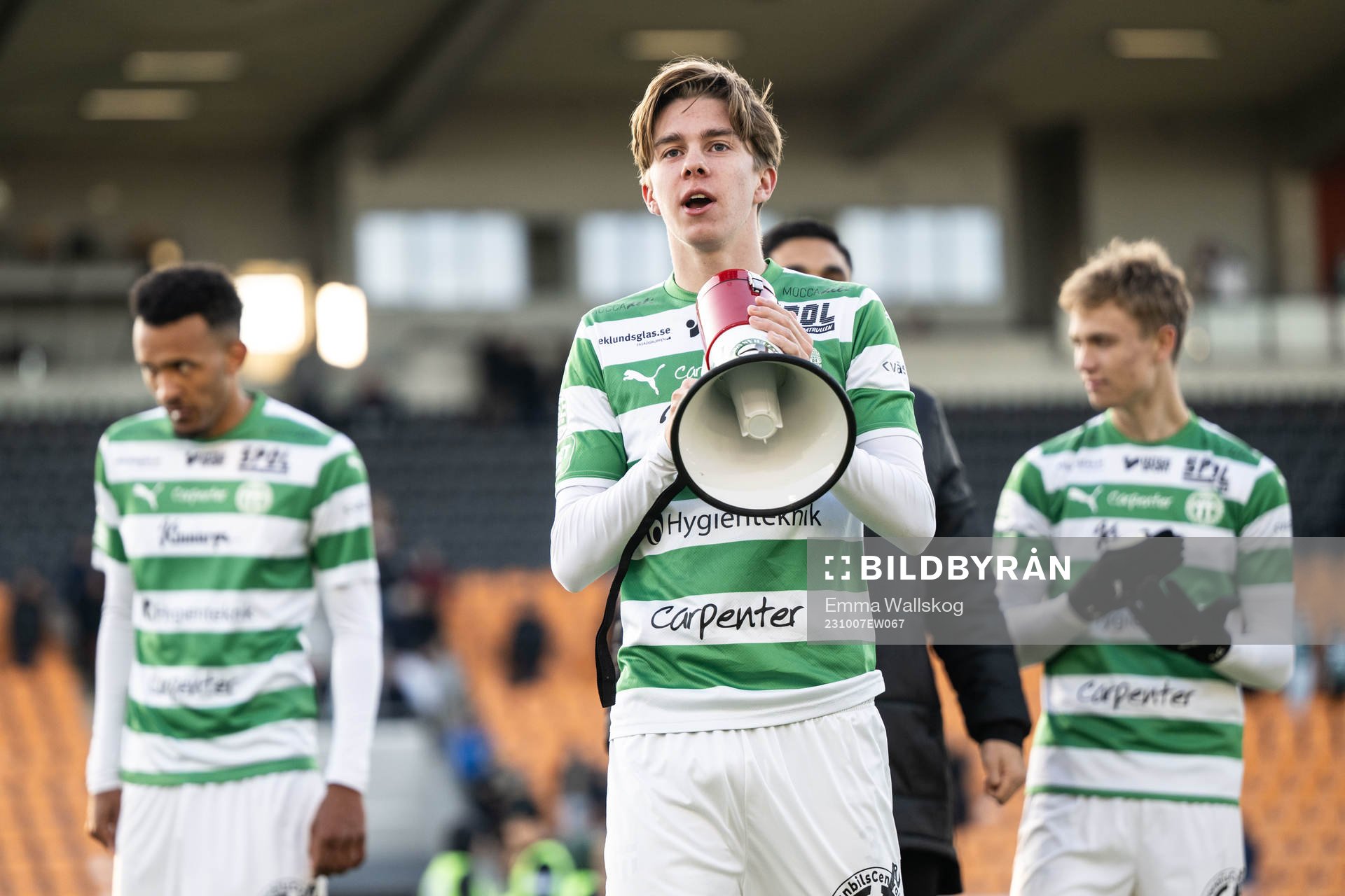 Västerås SKs Max Larsson jublar efter fotbollsmatchen i Superettan mellan Västerås SK och Jönköpings Södra den 7 oktober 2023 i Västerås.