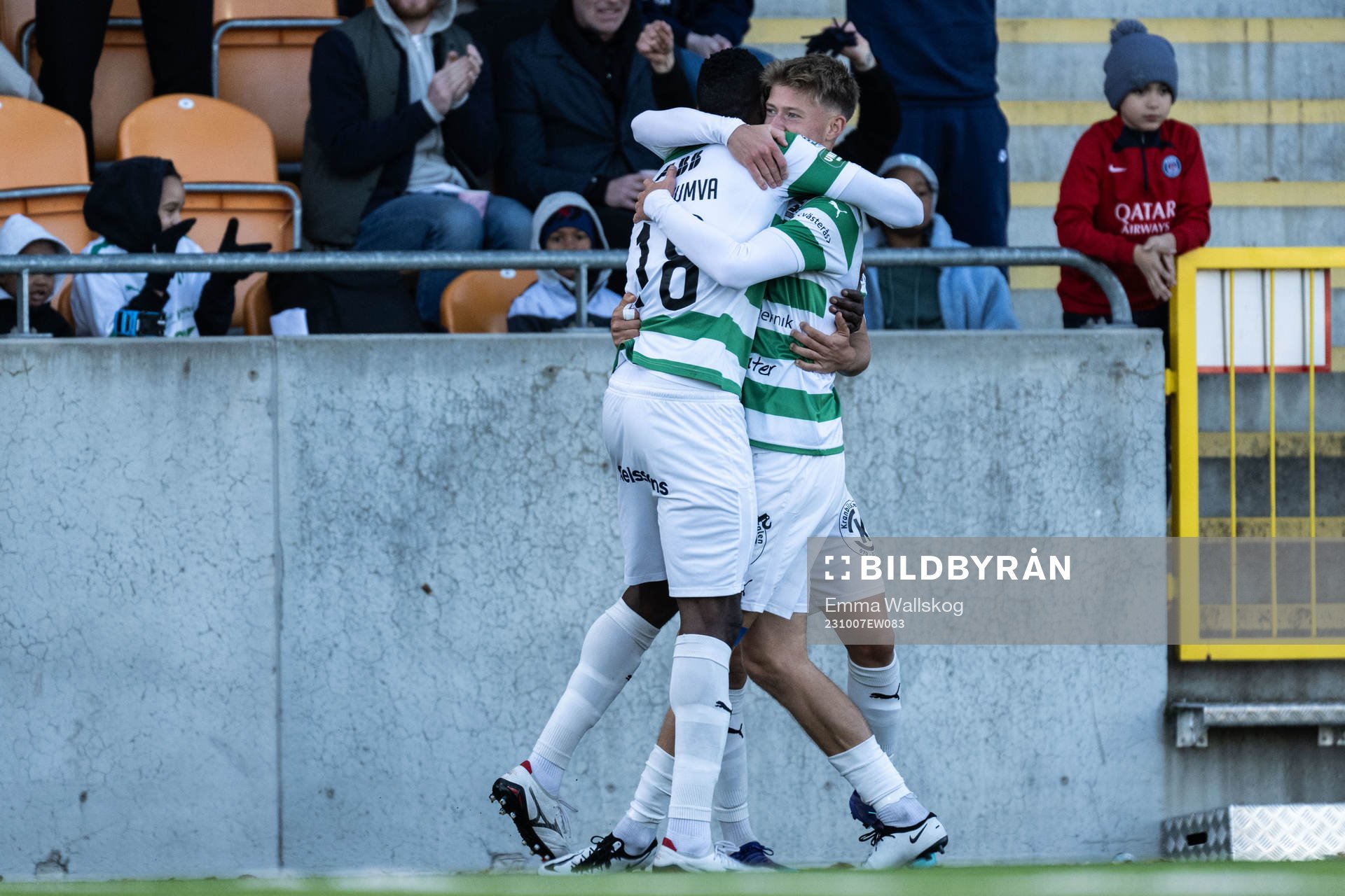 Västerås SKs Patric Åslund jublar med Frederic Nsabiyumva