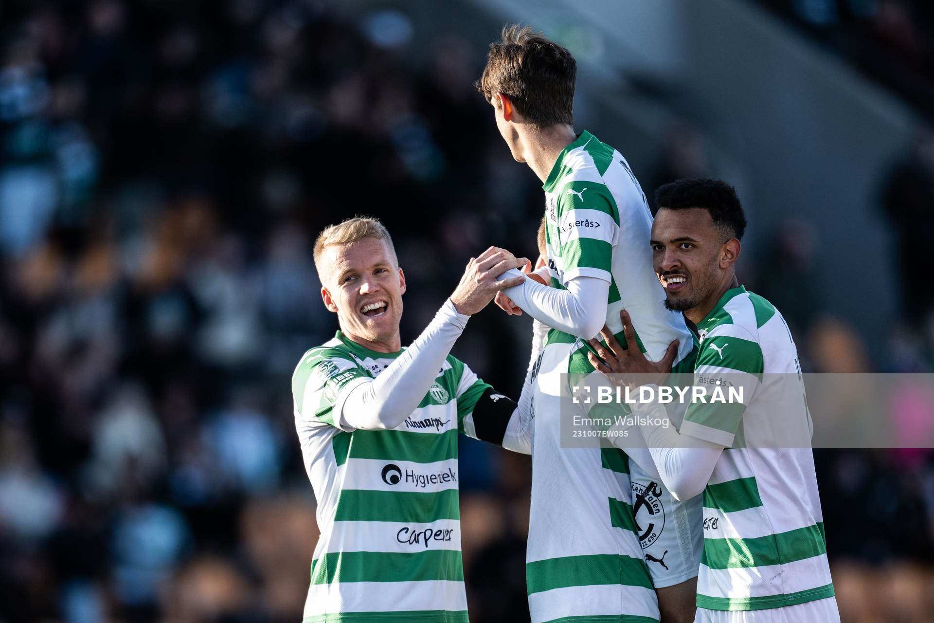 Västerås SKs Olle Edlund jublar med Simon Johansson och