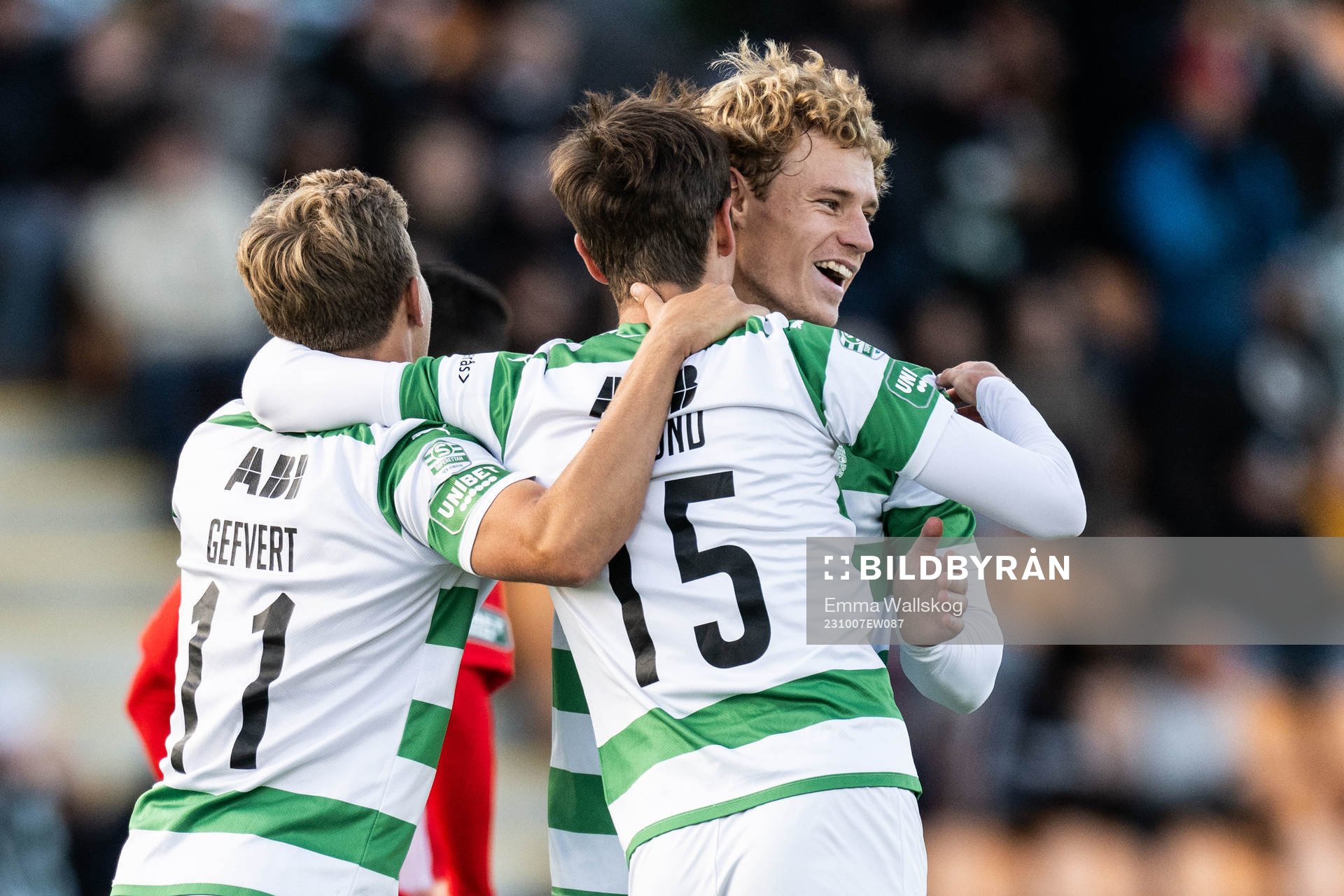 Västerås SKs Olle Edlund jublar med Simon Gefvert och