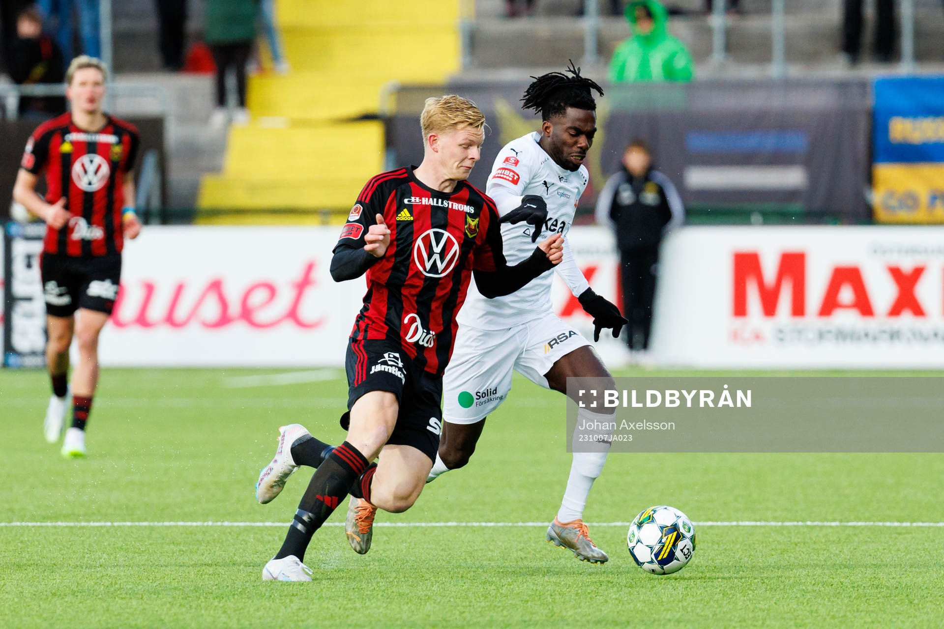 Östersunds Malcolm Stolt och Helsingborgs Benjamin Acquah