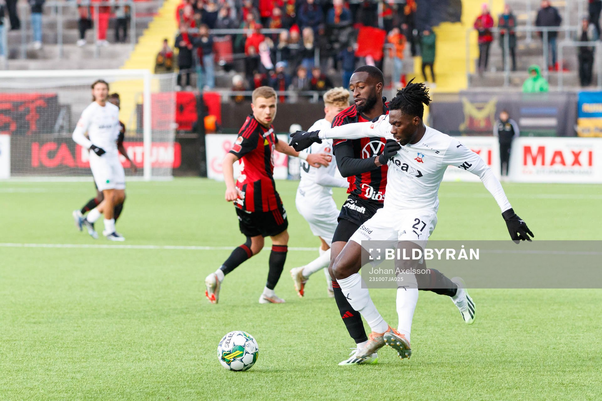 Östersunds Mansour Sinyan och Helsingborgs Benjamin Acquah
