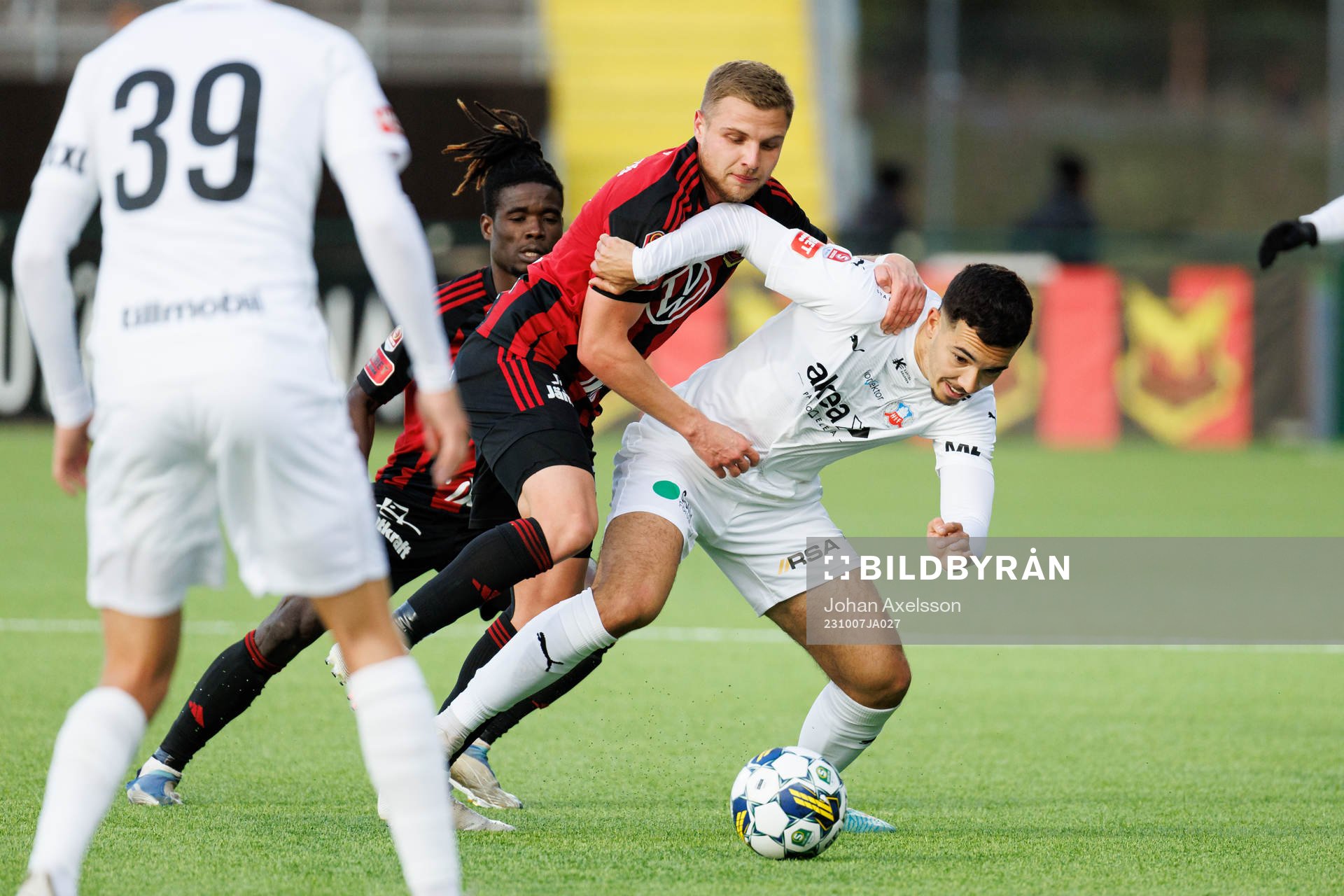 Östersunds Mykola Musolitin och Helsingborgs Lucas Lima