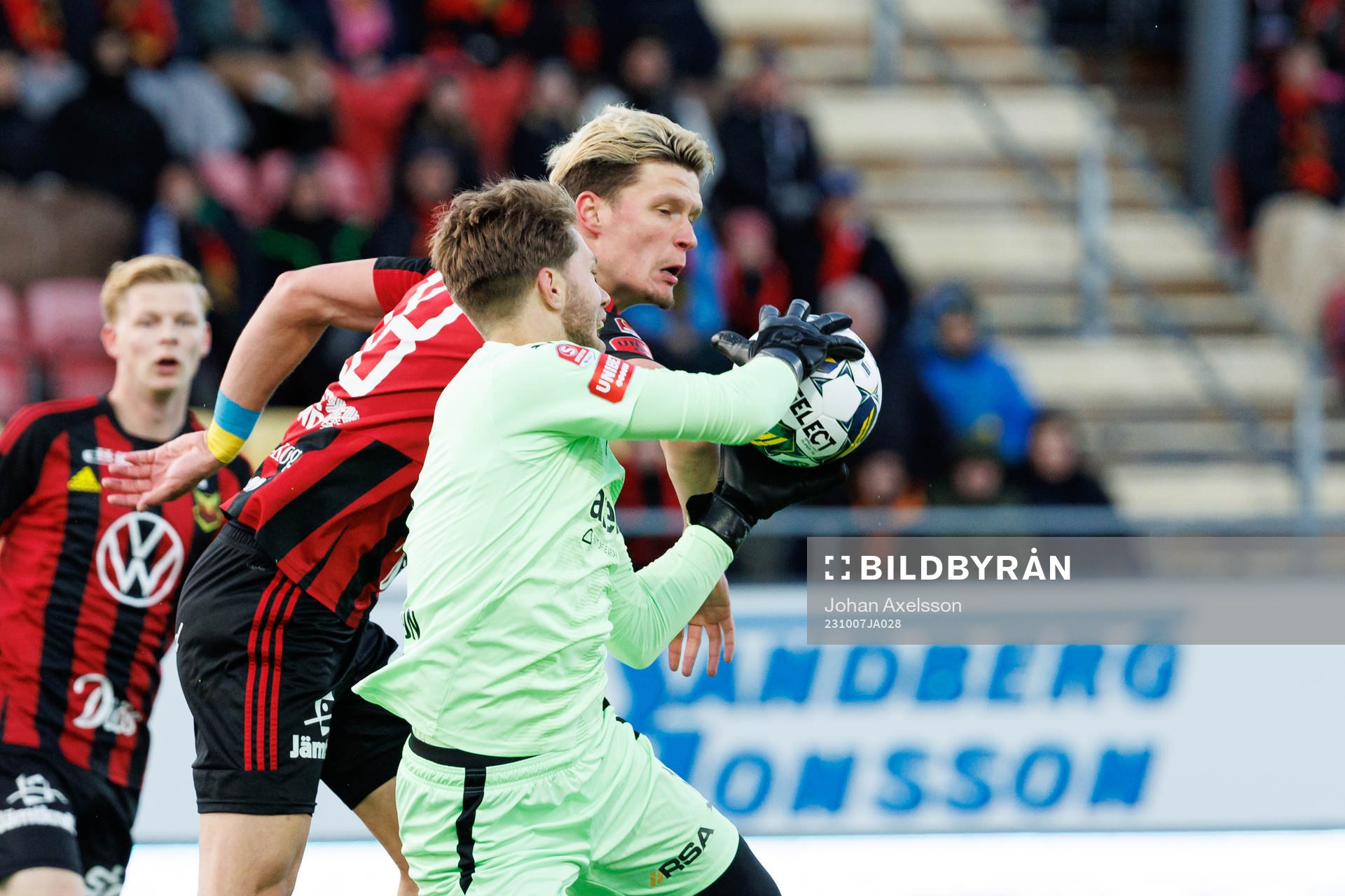 Östersunds Myroslav Mazur och Helsingborgs målvakt Kalle