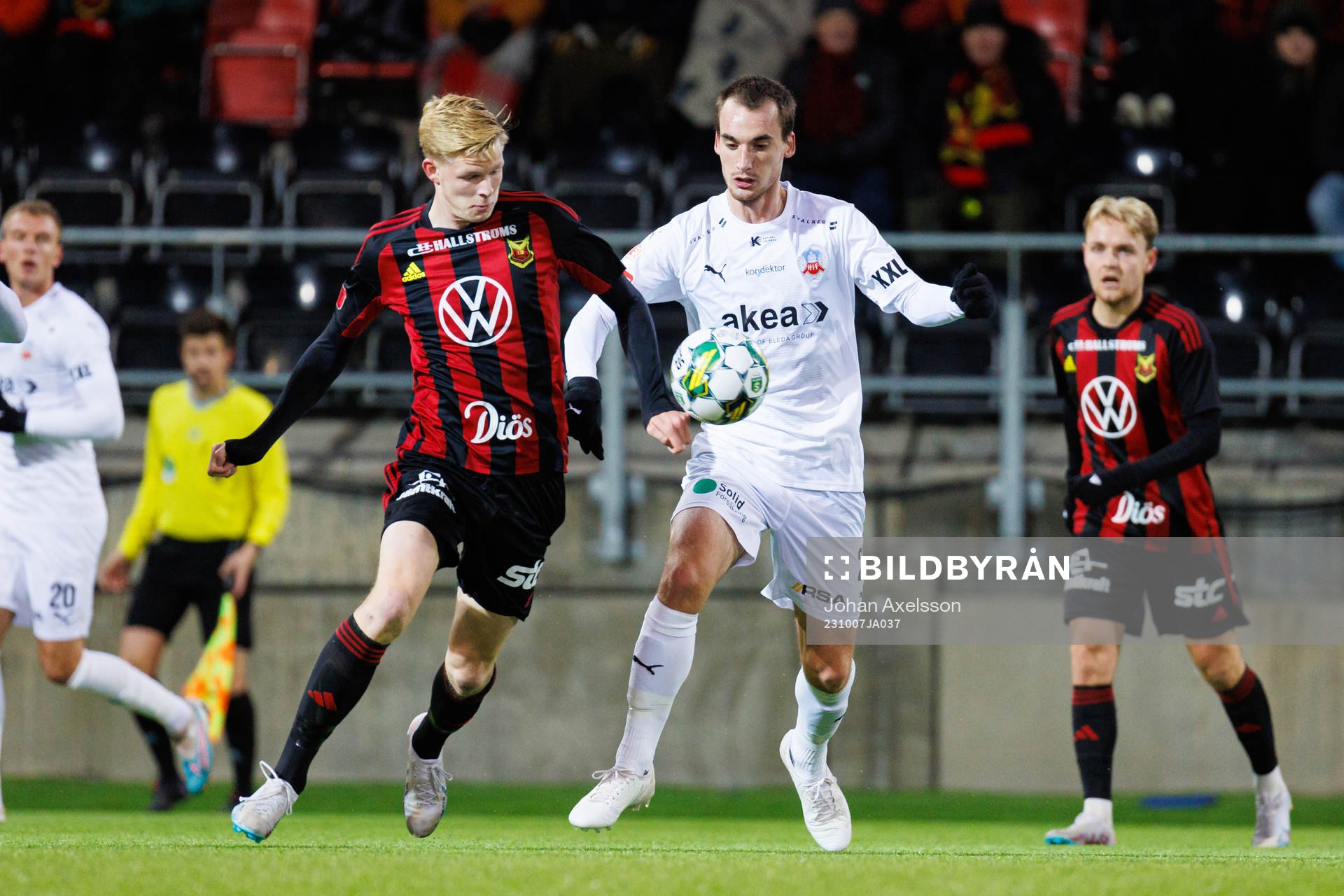 Östersunds Malcolm Stolt och Helsingborgs Adam Hellborg