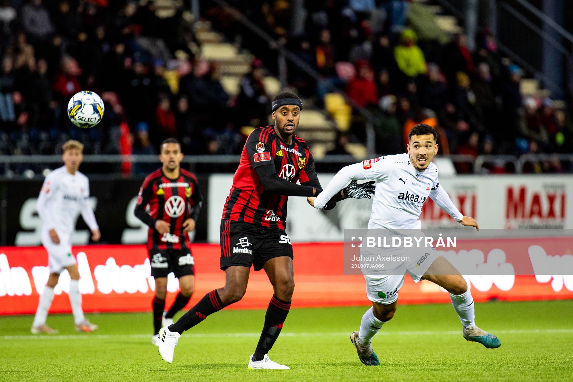 Östersunds Theodore Rask i kamp med Helsingborgs Lucas Lima under fotbollsmatchen i Superettan mellan Östersund och Helsingborg den 7 oktober 2023 i Östersund.