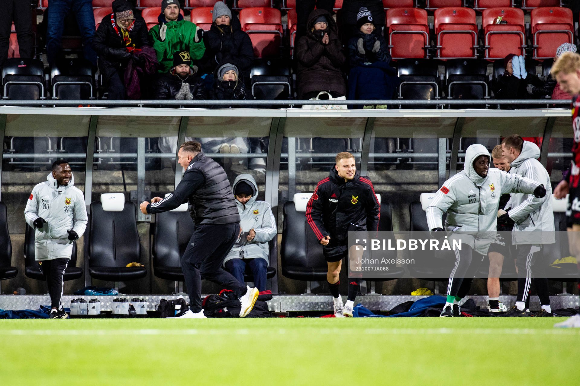 Östersunds tränare Magnus Powell jublar