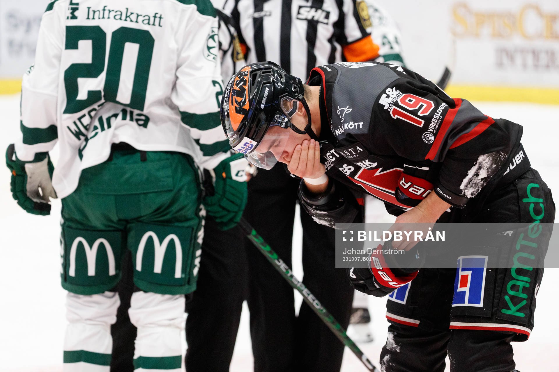 Örebros Axel Sundberg lämnar isen skadad