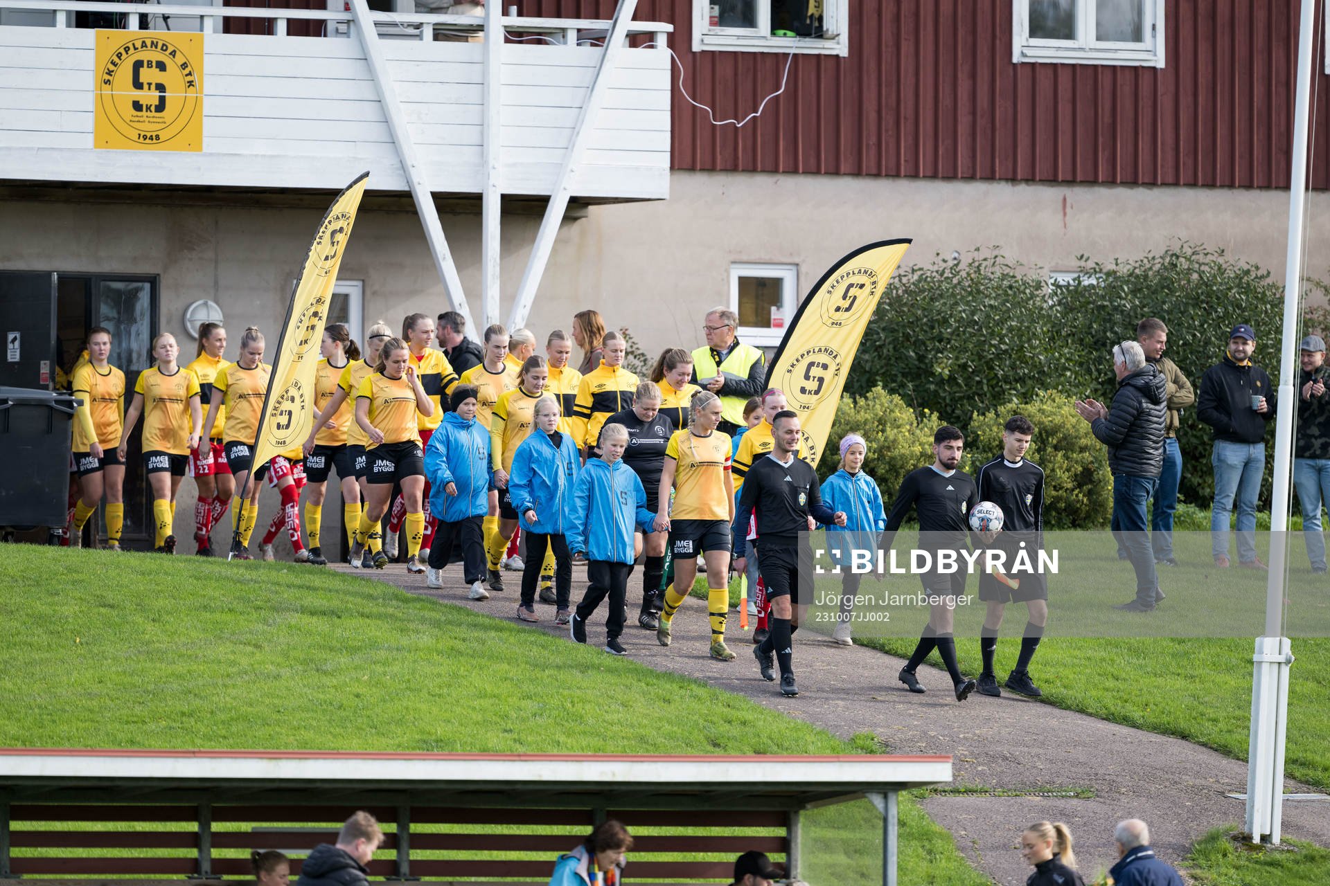 Lagen kommer in till match