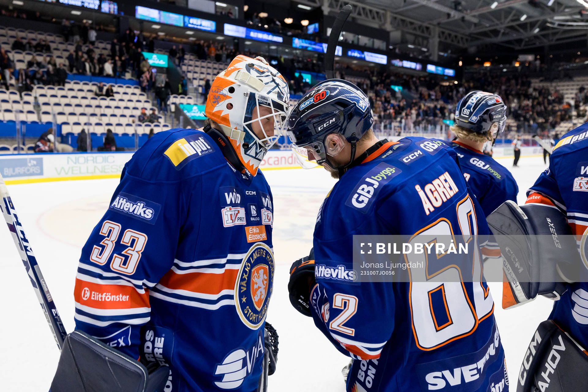 Växjös målvakt Emil Larmi och Manuel Ågren jublar