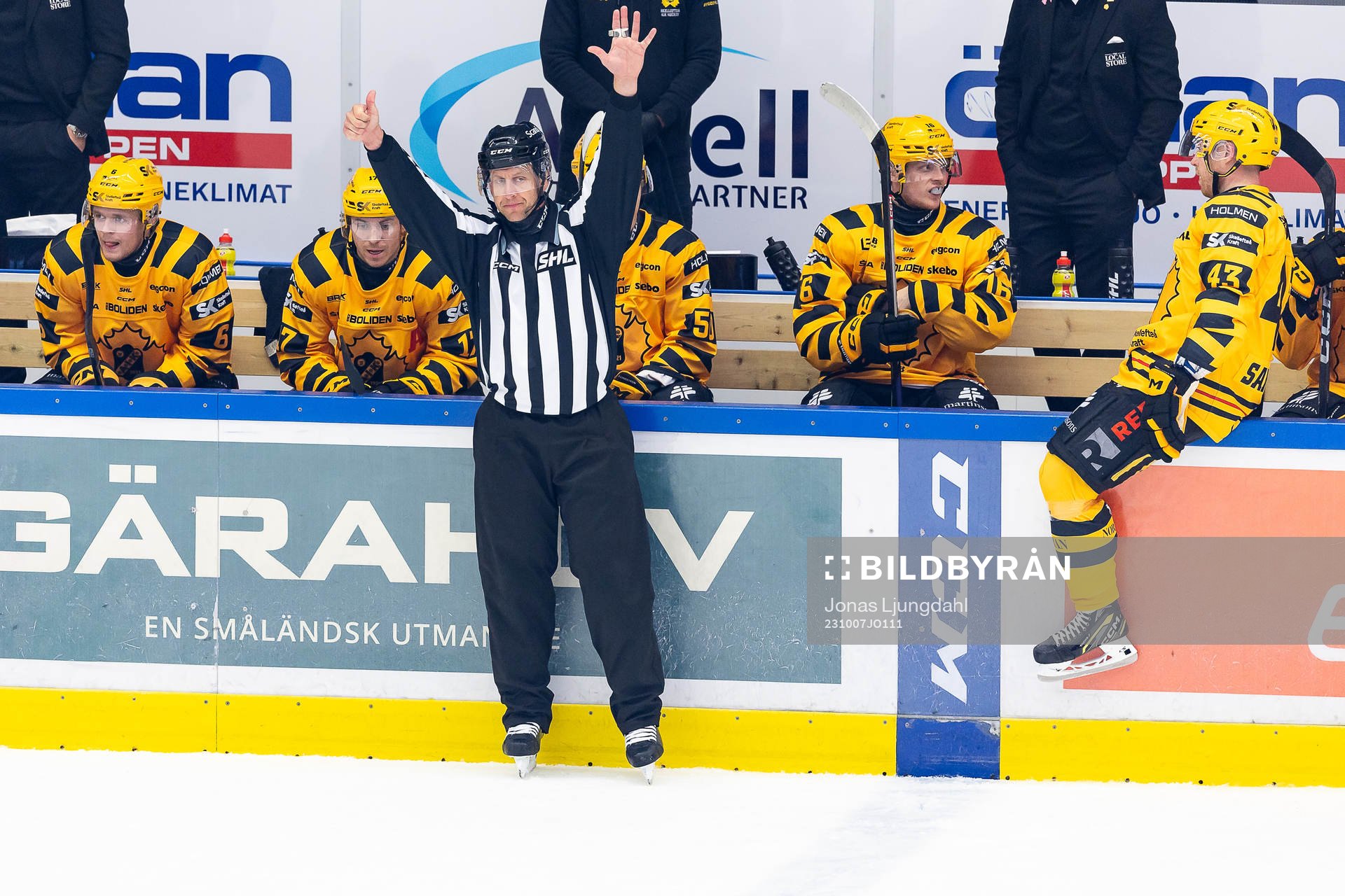 Linjedomare Rickard Nilsson gör tecken för för många