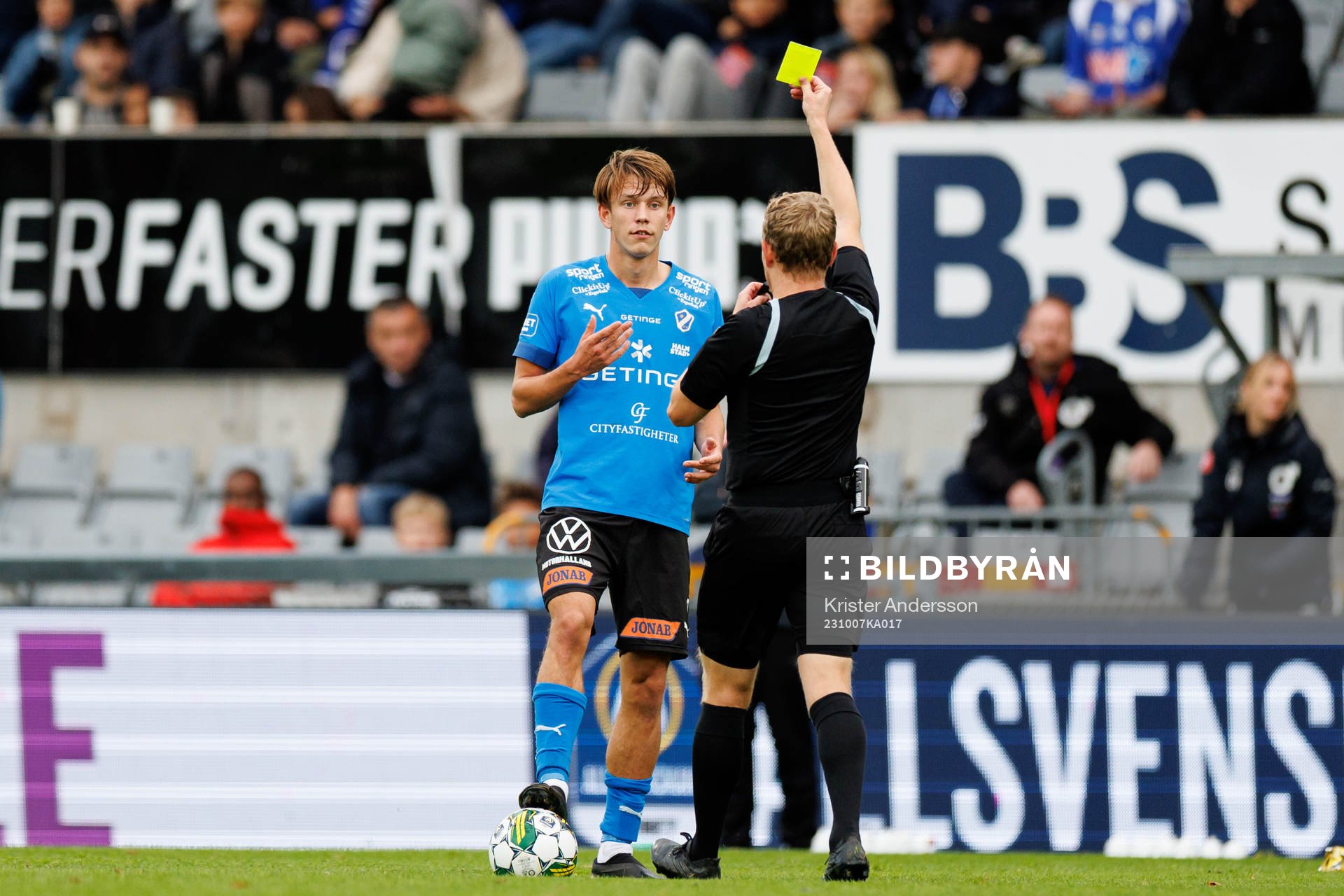Halmstads Kazper Karlsson får gult kort