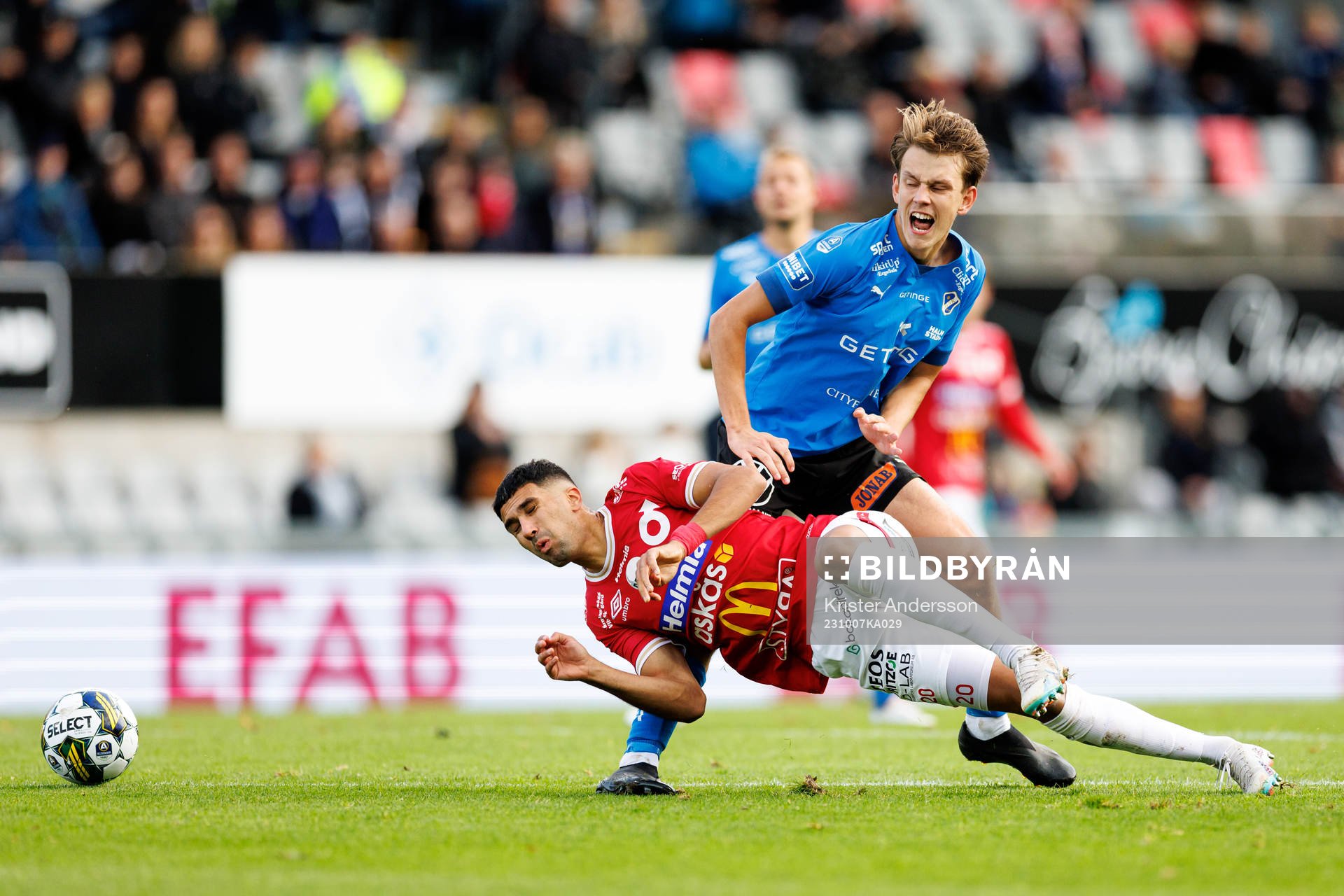Degerfors Elyas Bouzaiene och Halmstads Kazper Karlsson