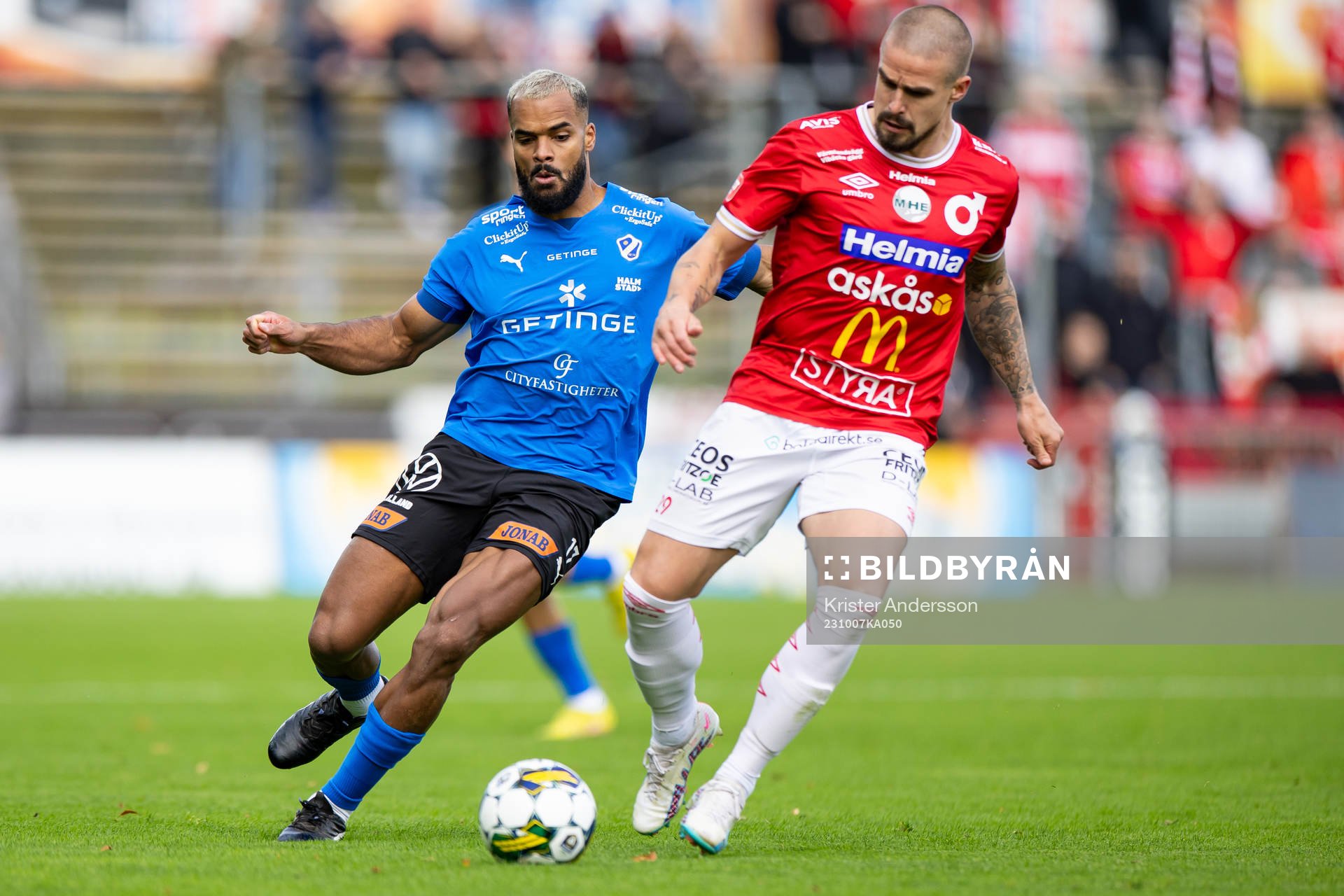 Halmstads Phil Ofosu-Ayeh och Degerfors Douglas Bergqvist
